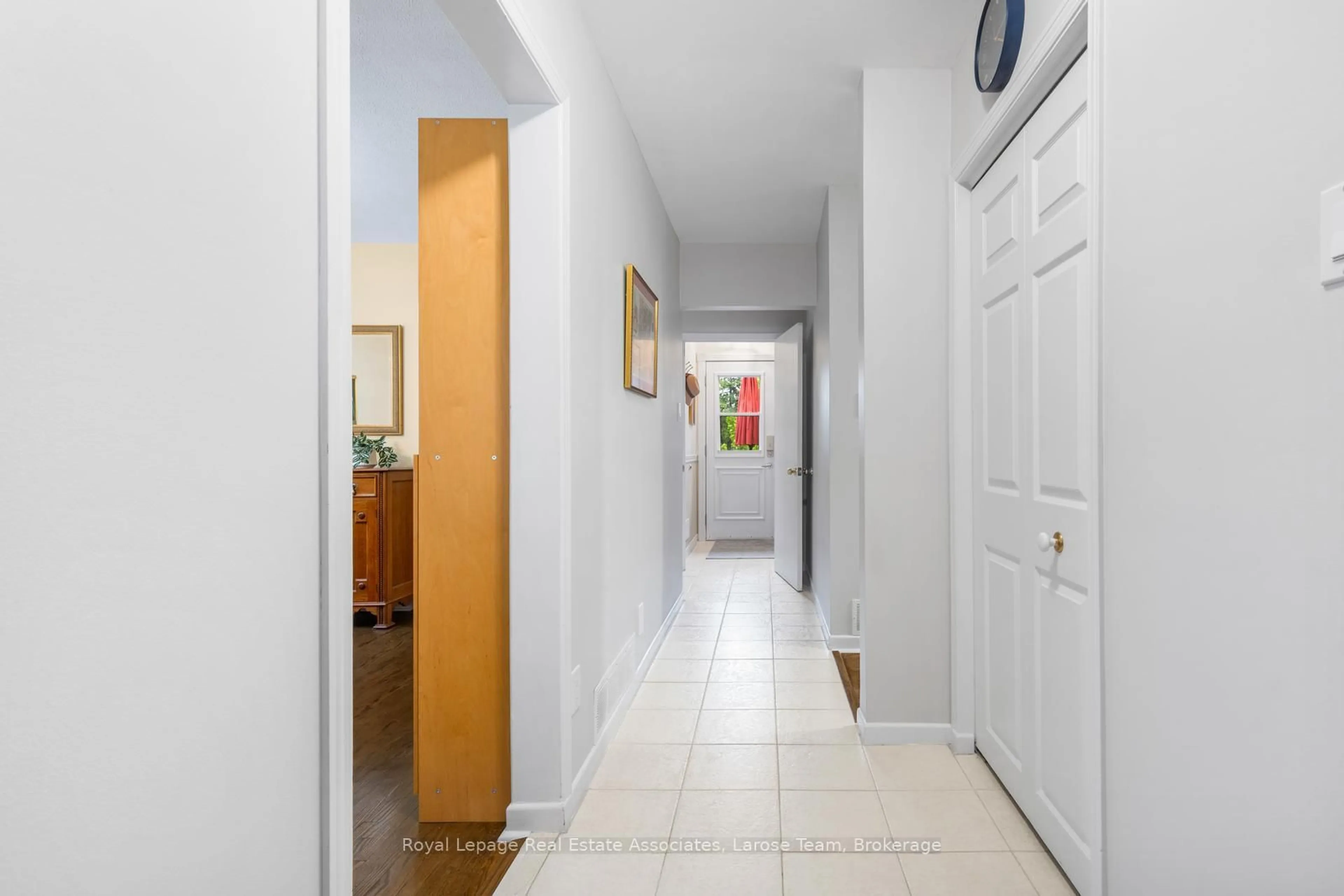 Indoor entryway for 1515 Thetford Crt, Mississauga Ontario L5J 3N2