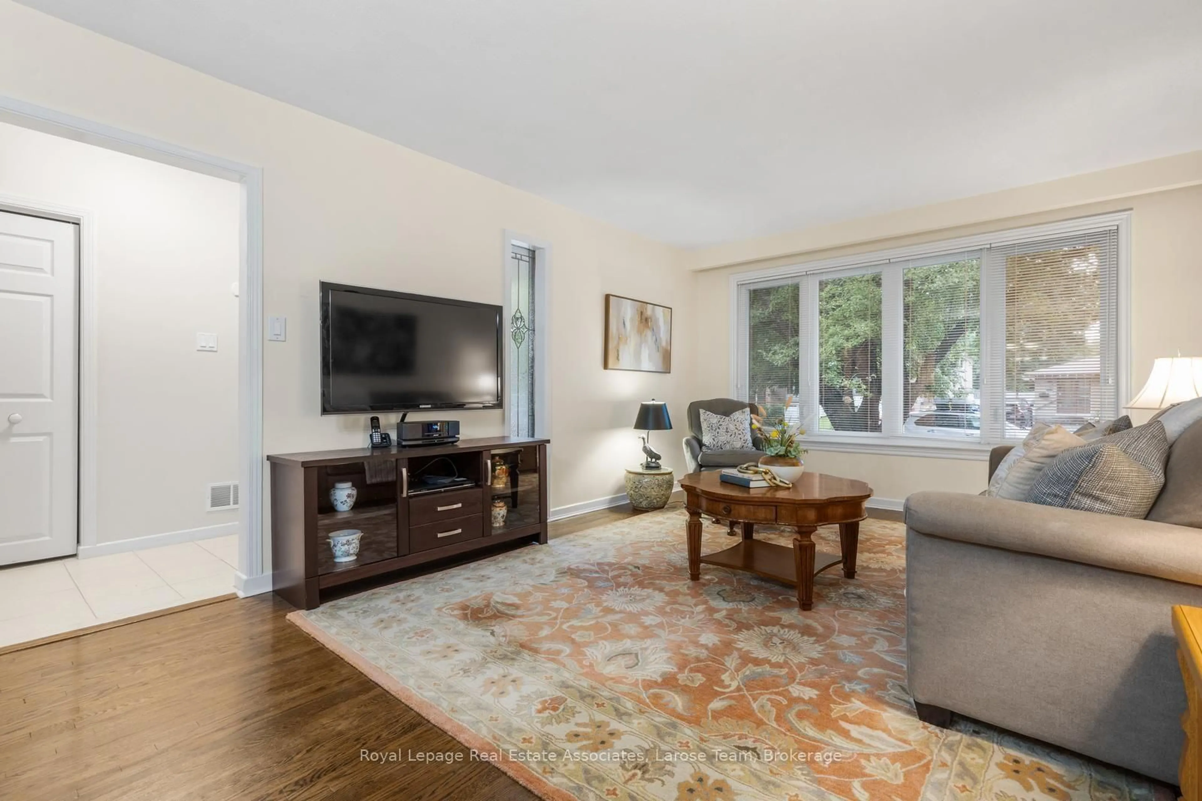 Living room with furniture, unknown for 1515 Thetford Crt, Mississauga Ontario L5J 3N2