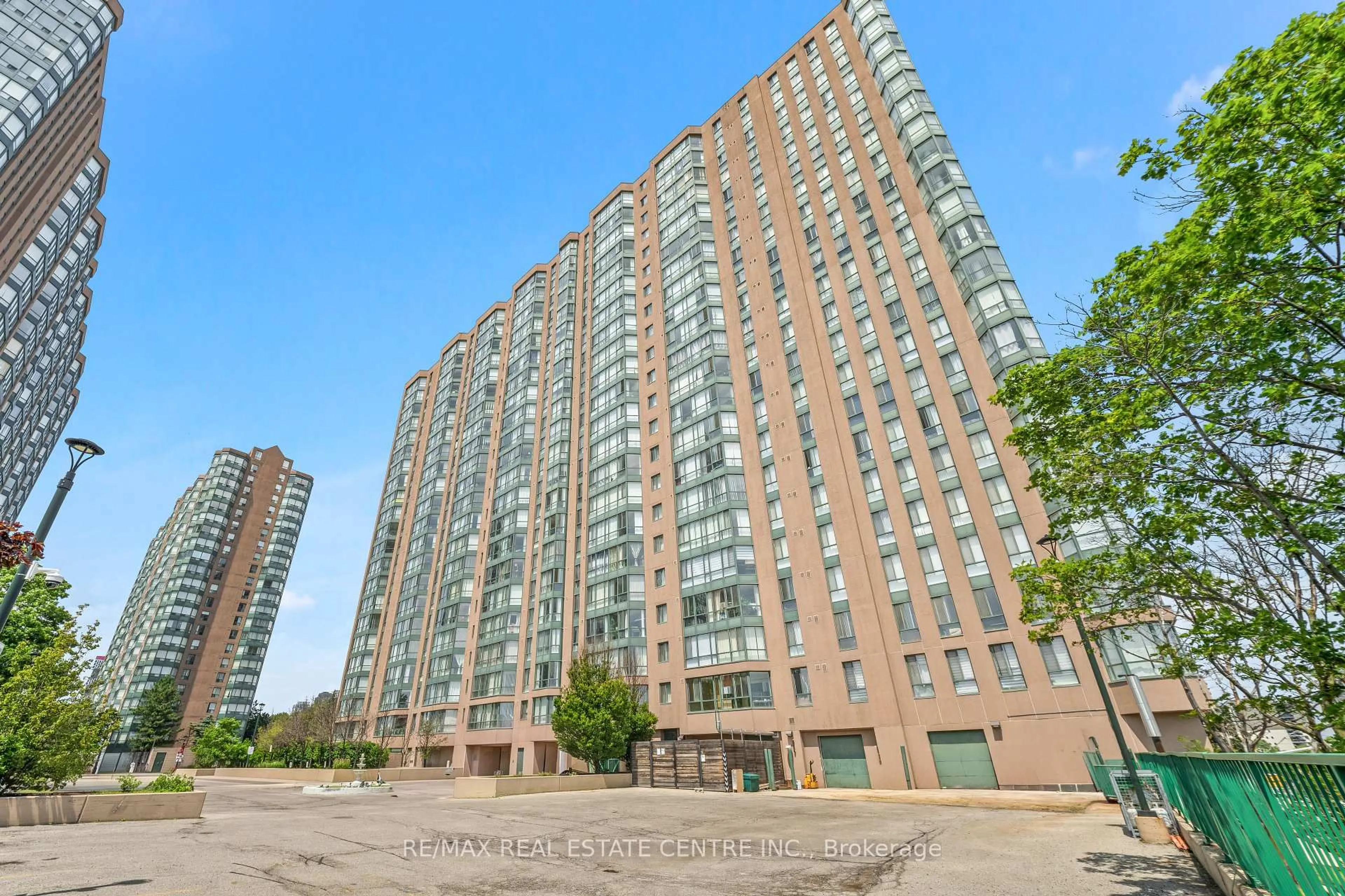 Patio, building for 145 Hillcrest Ave #1907, Mississauga Ontario L5B 3Z1