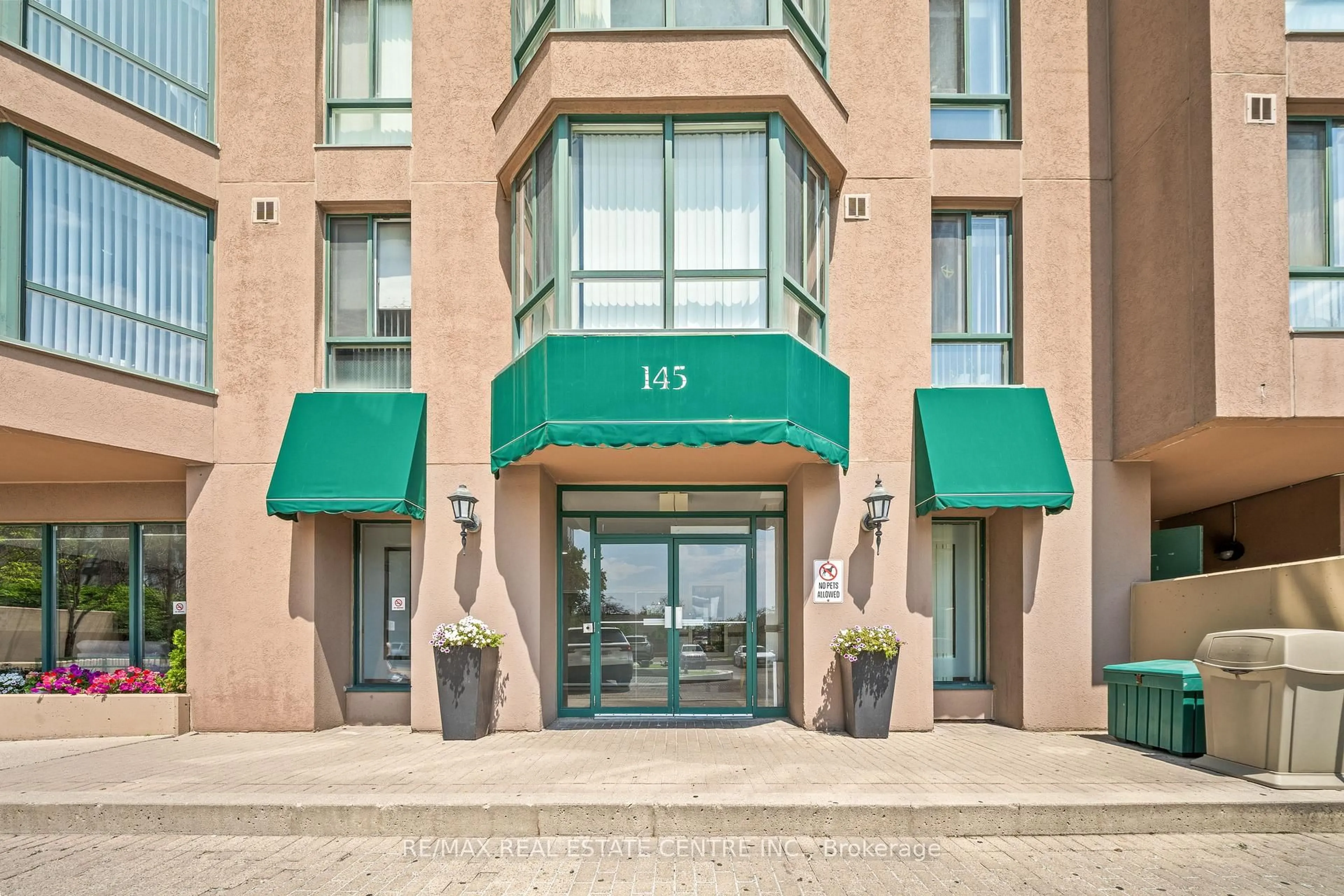Indoor foyer for 145 Hillcrest Ave #1907, Mississauga Ontario L5B 3Z1