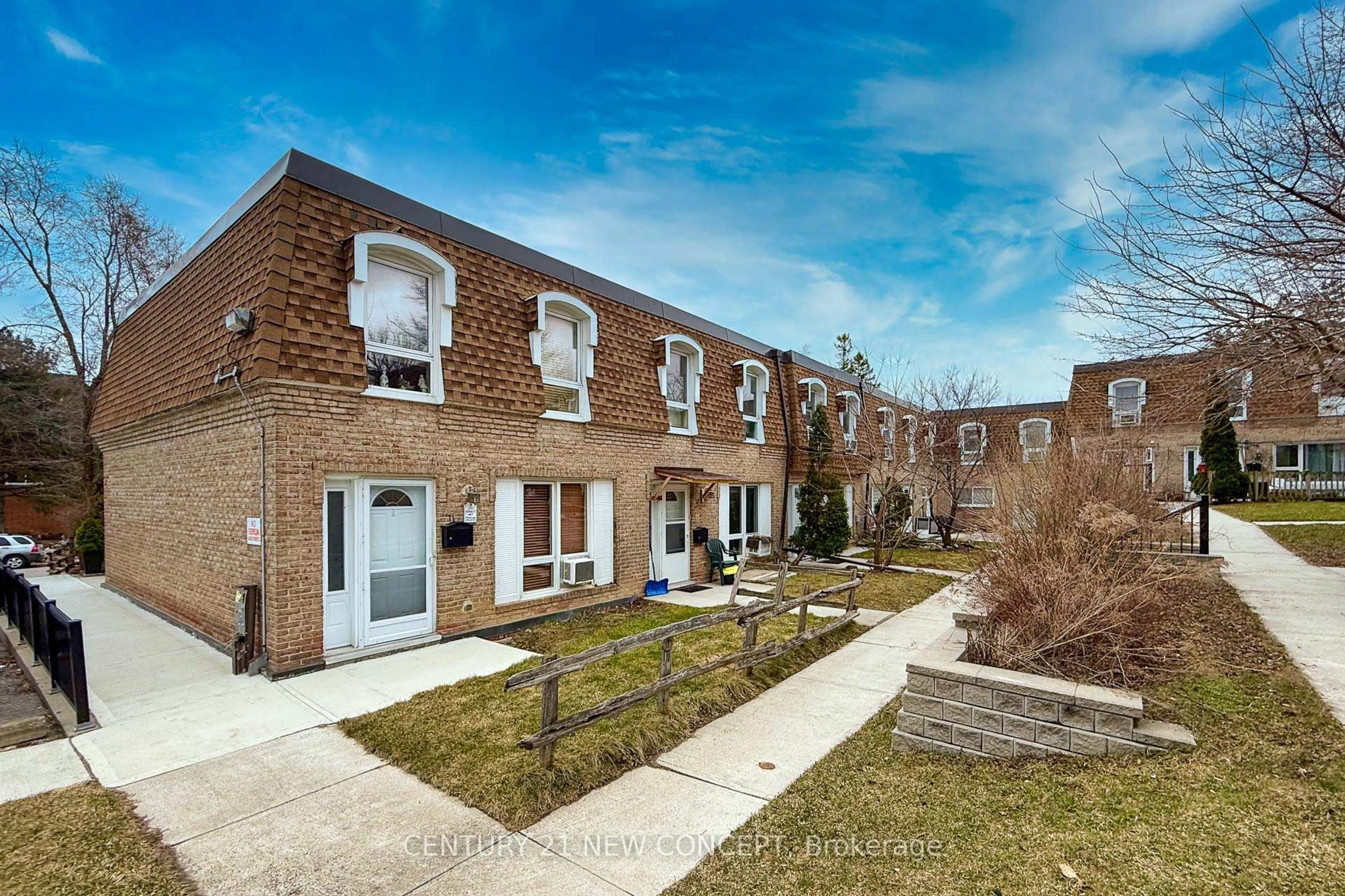 Home with brick exterior material, street for 1310 Gulleden Dr #13, Mississauga Ontario L4X 1Y9