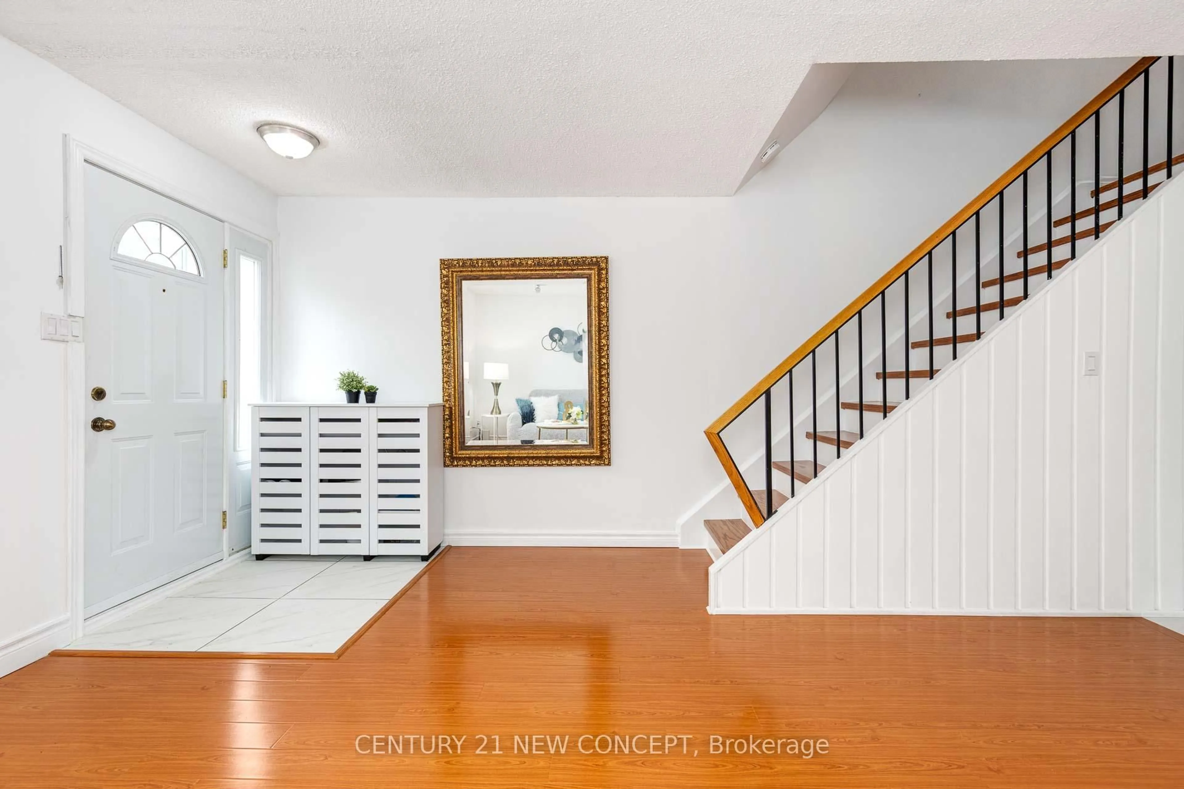 Indoor entryway for 1310 Gulleden Dr #13, Mississauga Ontario L4X 1Y9