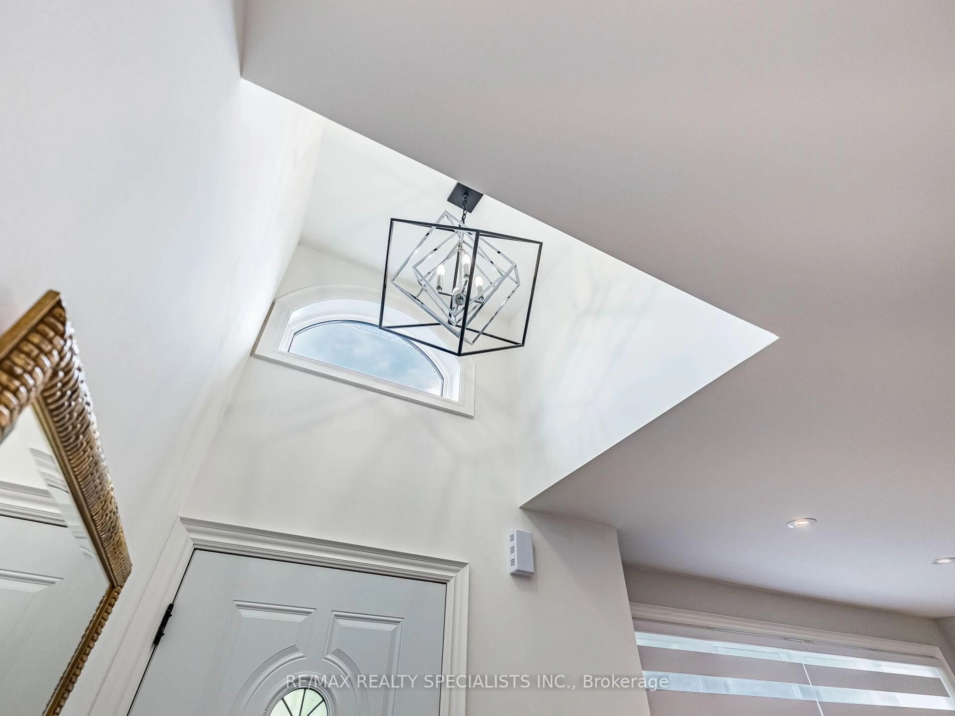 Indoor foyer for 16 Lesbury Ave, Brampton Ontario L6W 3A3