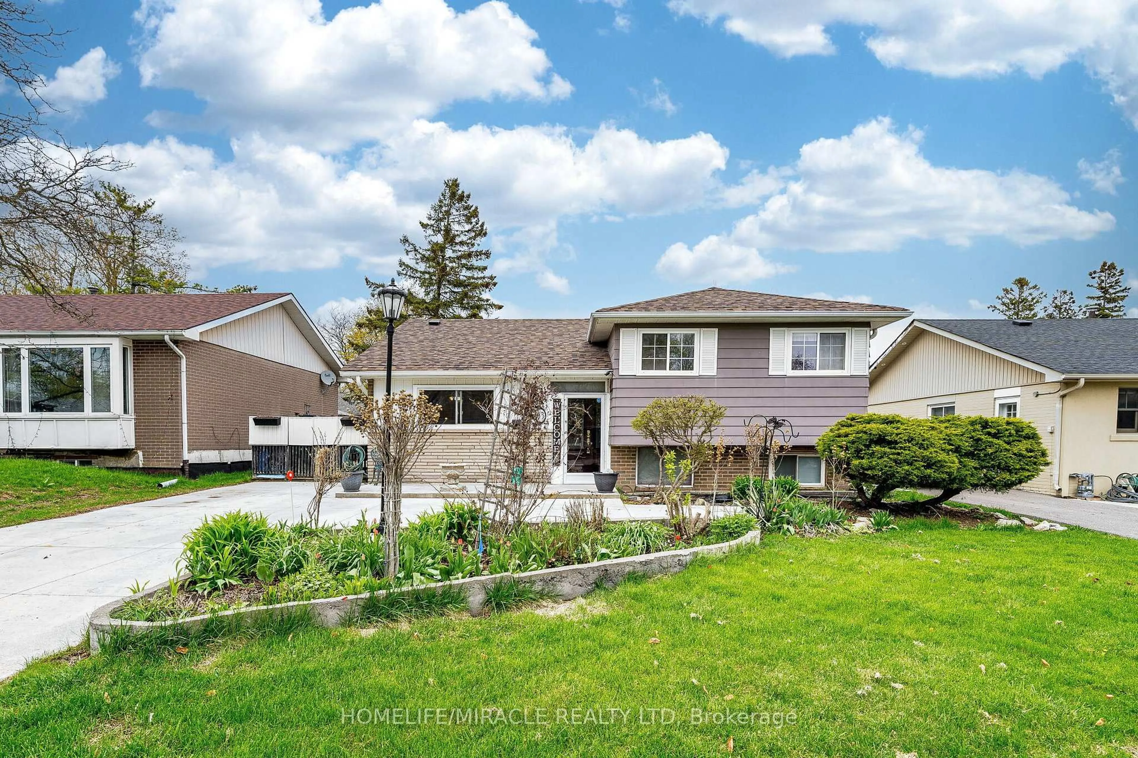 Home with vinyl exterior material, street for 53 WINDERMERE Crt, Brampton Ontario L6X 2L5