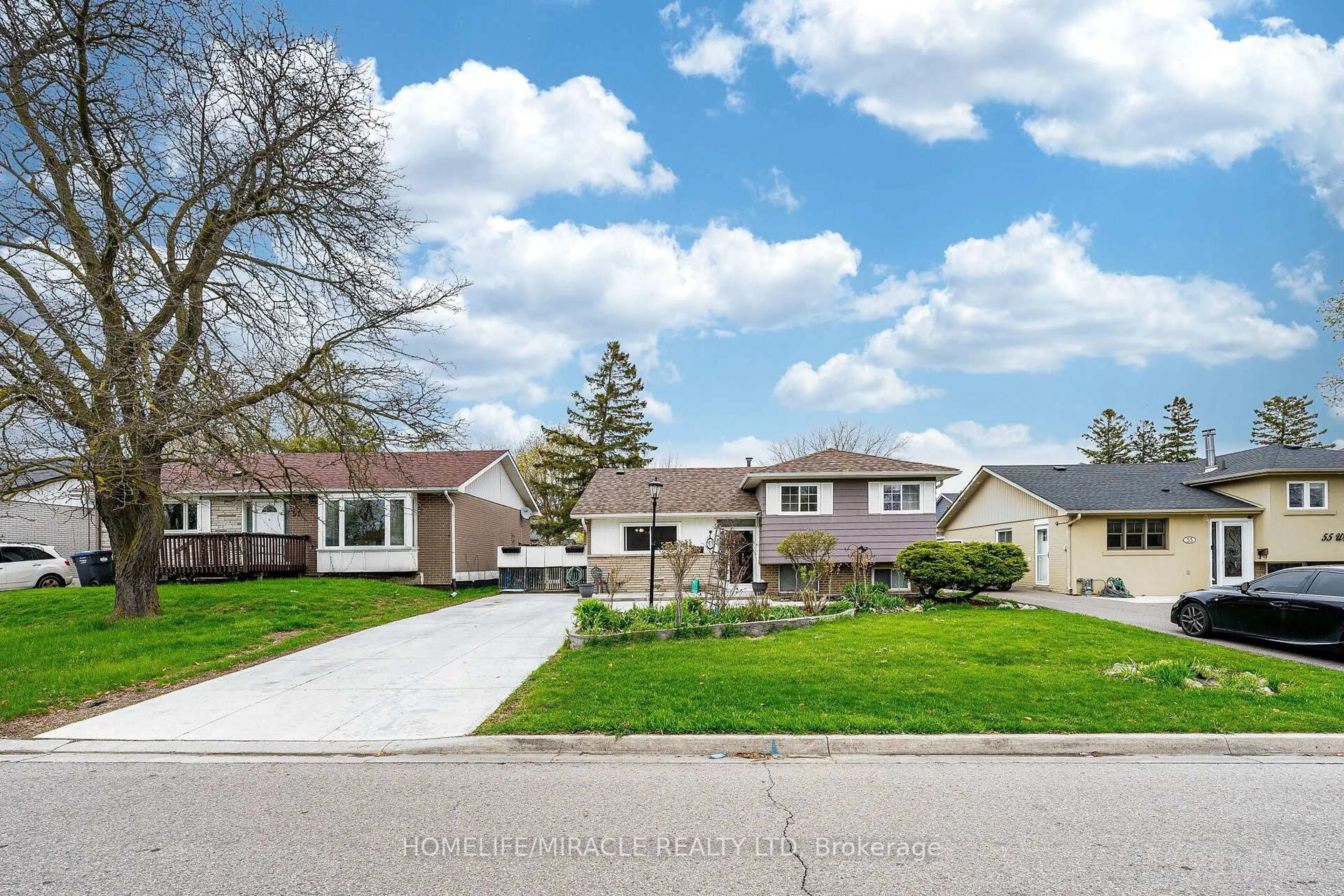 A pic from outside/outdoor area/front of a property/back of a property/a pic from drone, street for 53 WINDERMERE Crt, Brampton Ontario L6X 2L5