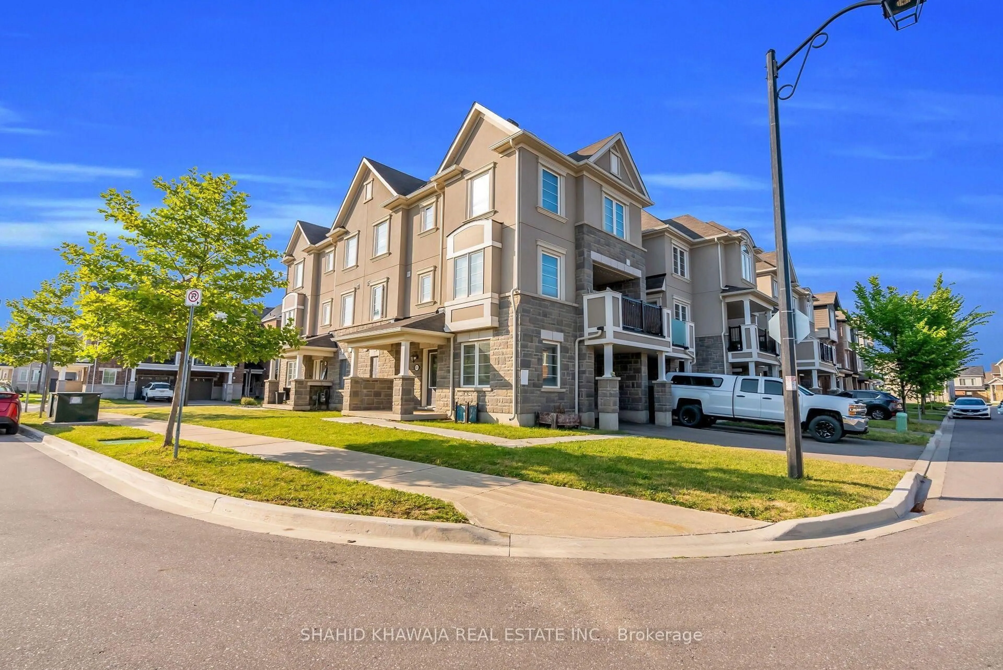 A pic from outside/outdoor area/front of a property/back of a property/a pic from drone, street for 875 Sumac Cres, Milton Ontario L6X 3A2