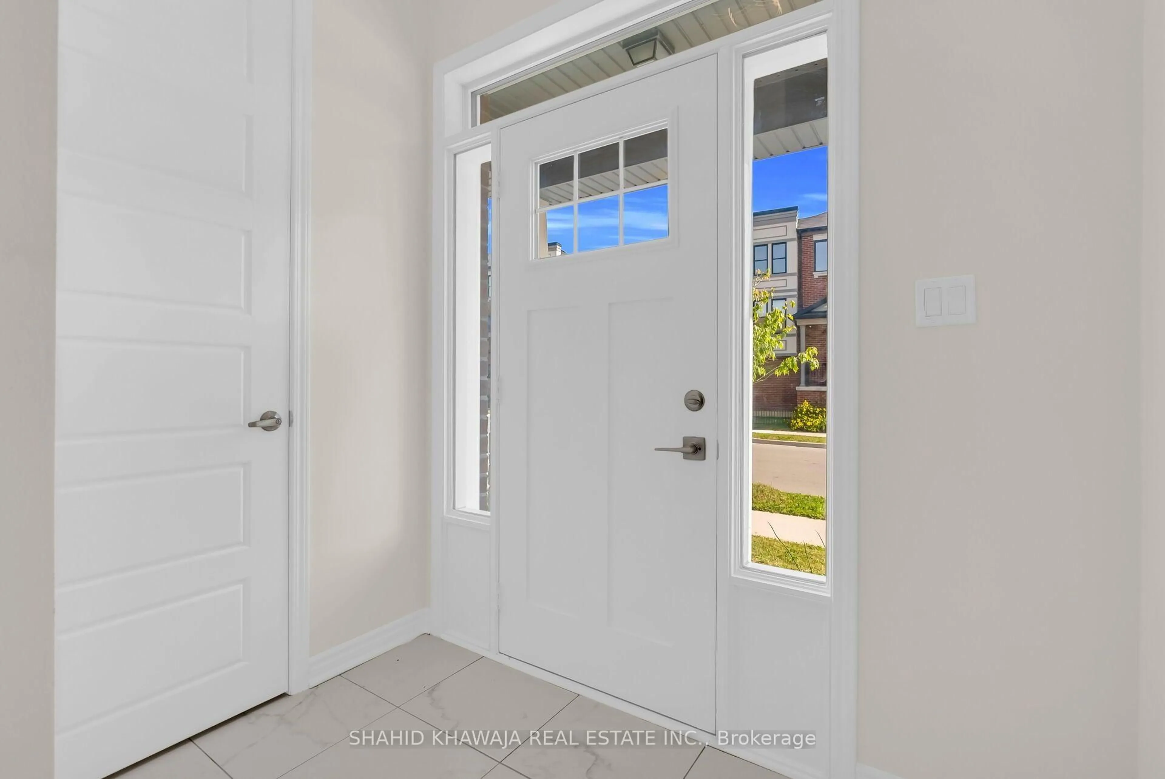 Indoor entryway for 1288 Sycamore Gdns, Milton Ontario L9E 1R6
