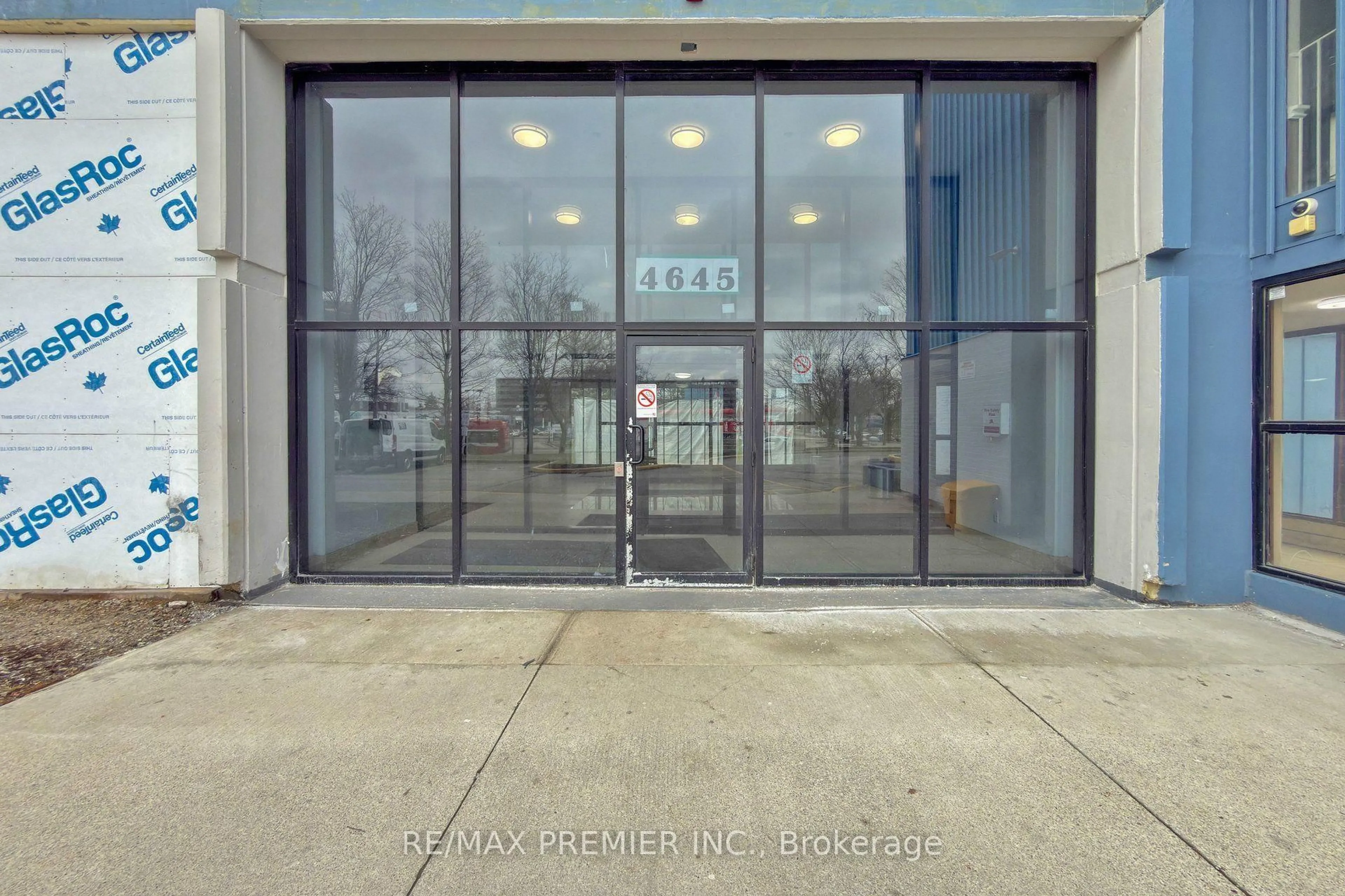 Indoor foyer for 4645 Jane St #428, Toronto Ontario M3N 2K9