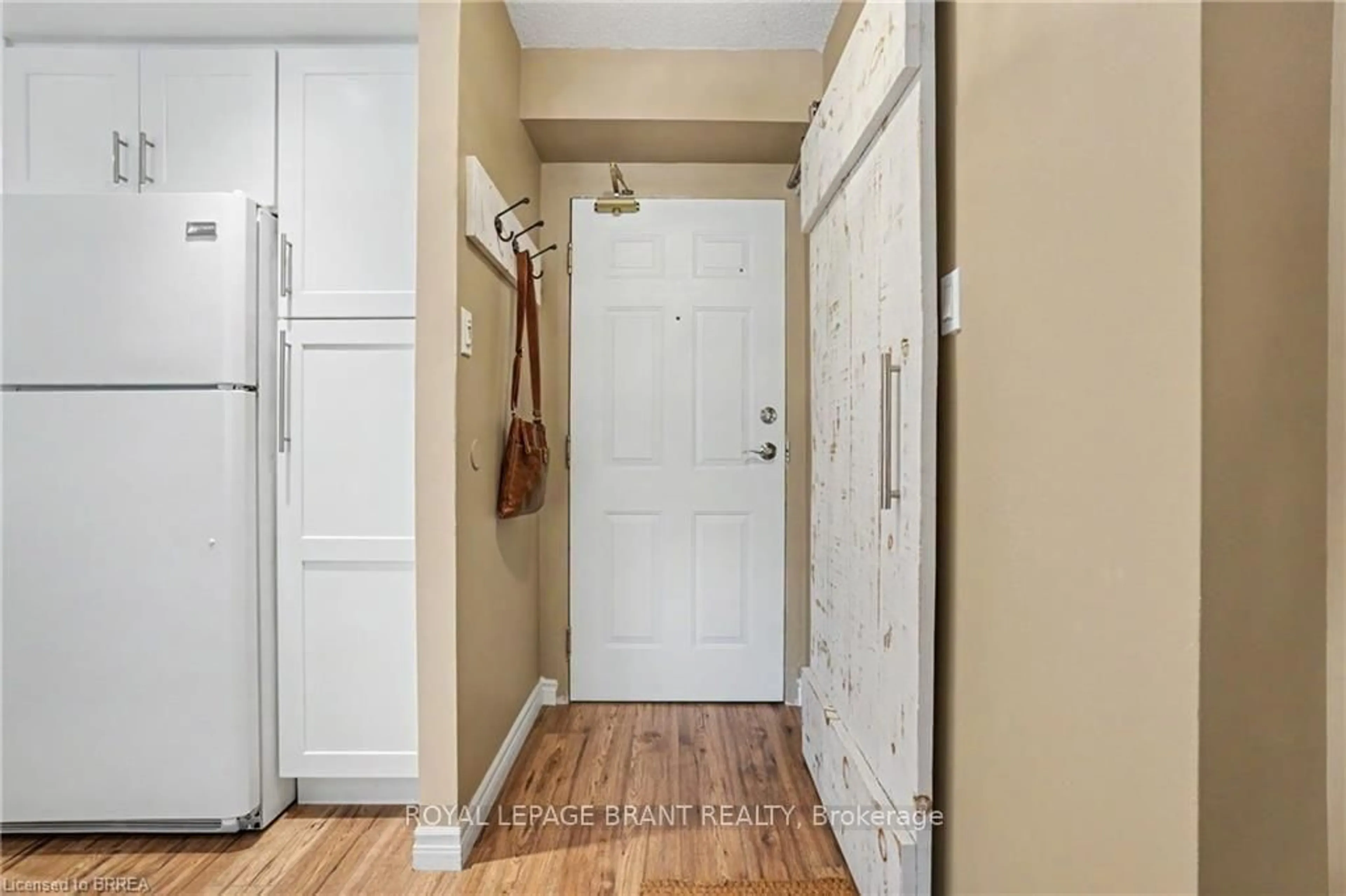 Indoor entryway for 1270 Maple Crossing Blvd #204, Burlington Ontario L7S 2J3