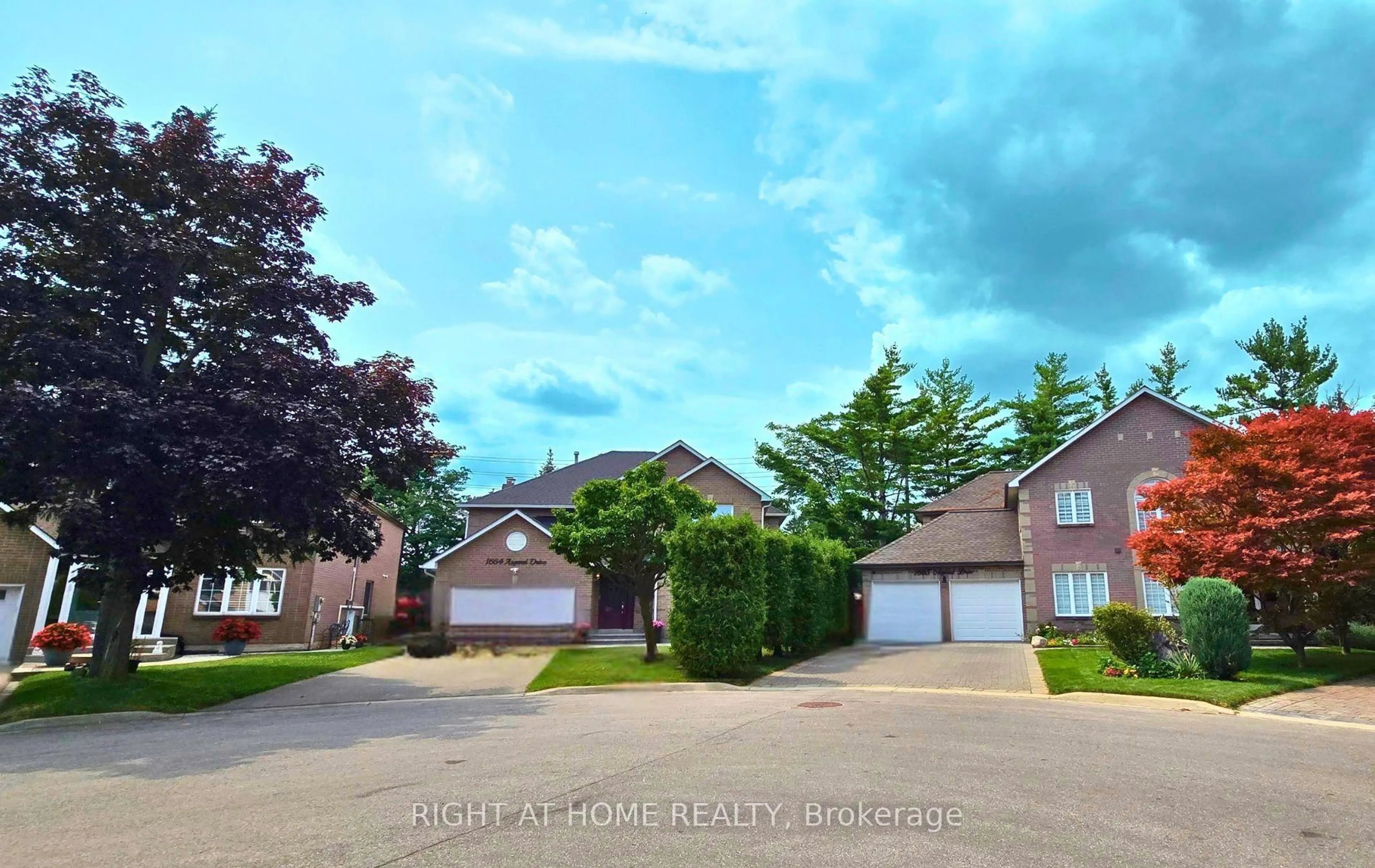 A pic from outside/outdoor area/front of a property/back of a property/a pic from drone, street for 1665 Asgard Dr, Mississauga Ontario L5E 3G5