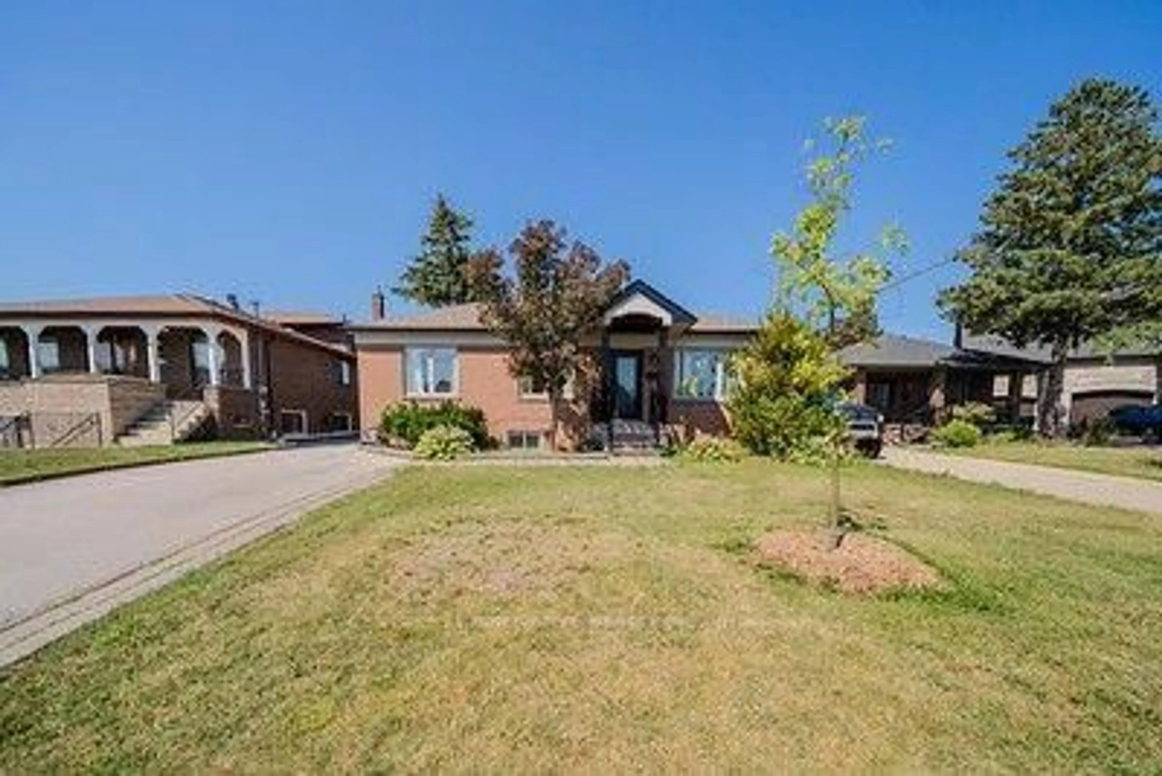 A pic from outside/outdoor area/front of a property/back of a property/a pic from drone, street for 60 Dorking Cres, Toronto Ontario M3M 2B6