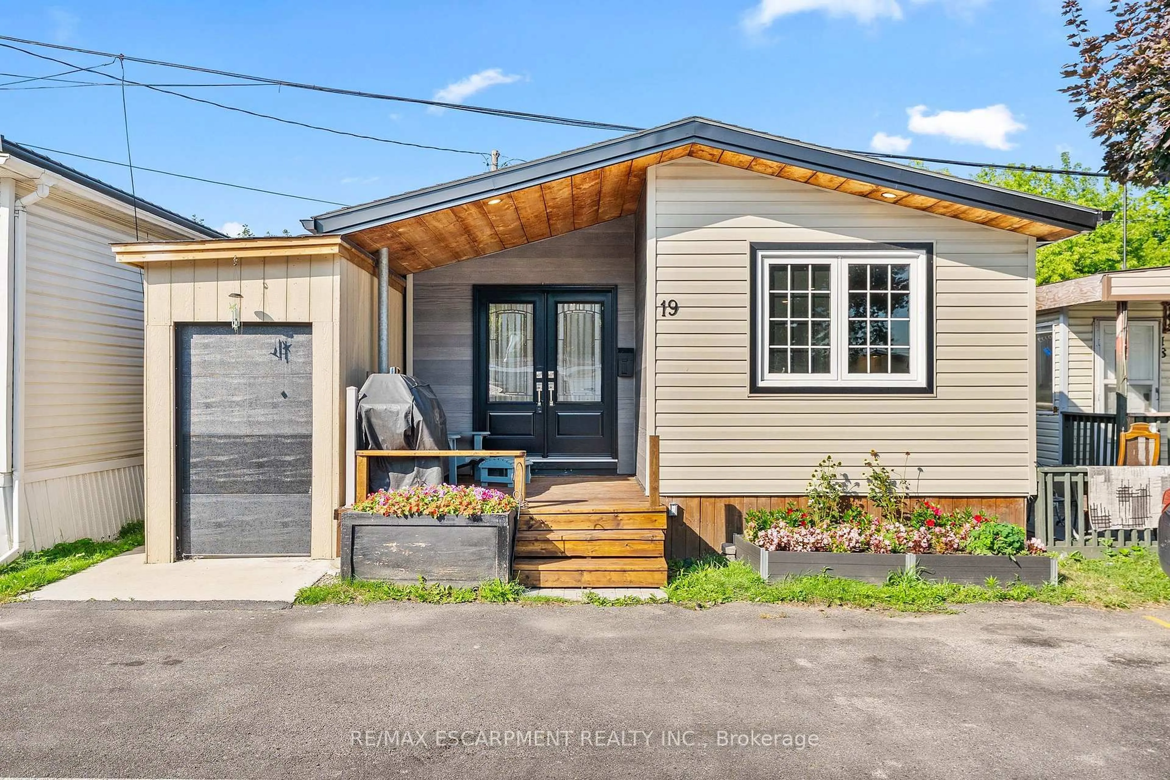 Home with vinyl exterior material, street for 3233 DERRY Rd #19, Mississauga Ontario L4T 1A8