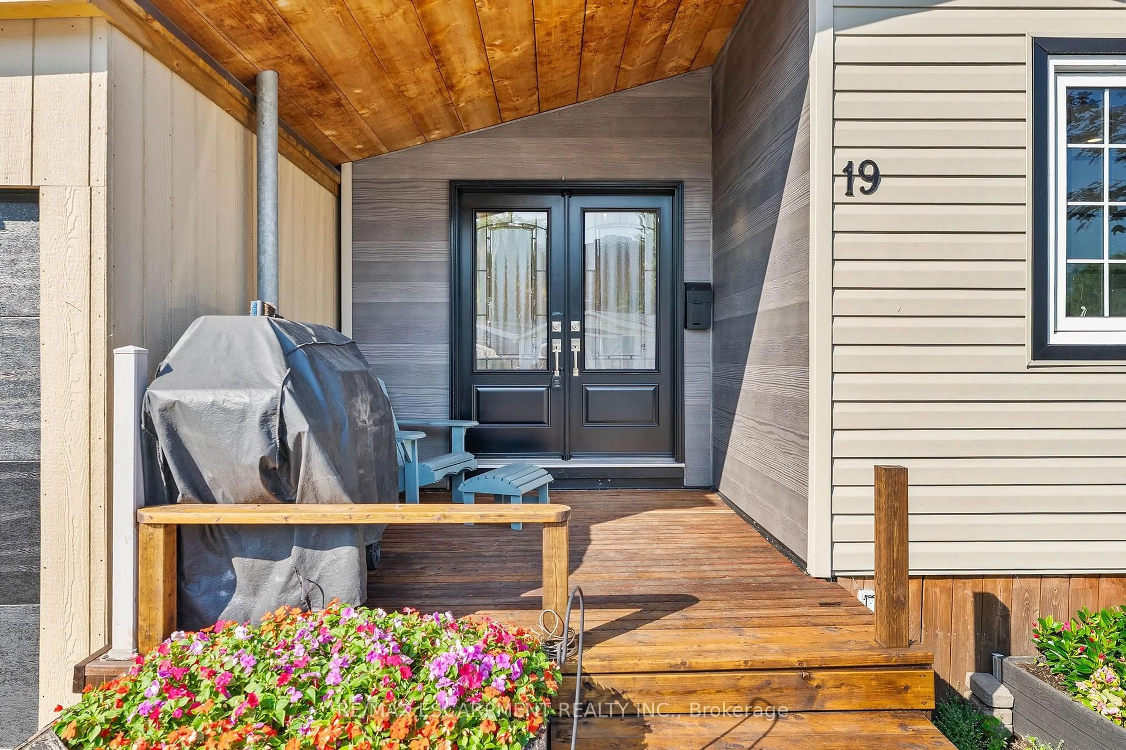 Indoor entryway for 3233 DERRY Rd #19, Mississauga Ontario L4T 1A8
