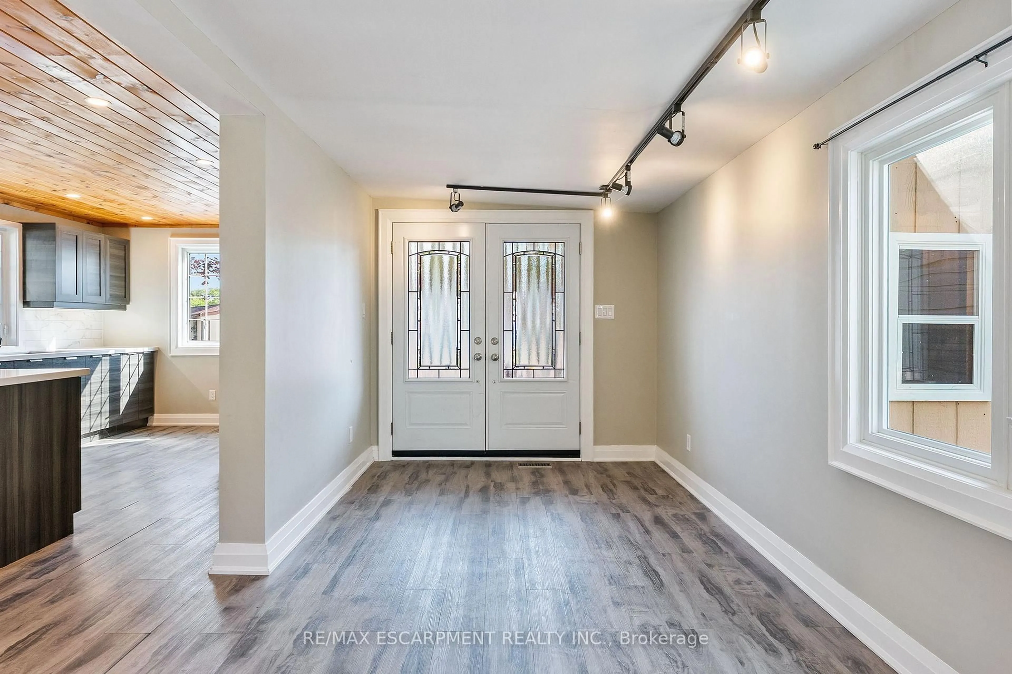 Indoor entryway for 3233 DERRY Rd #19, Mississauga Ontario L4T 1A8