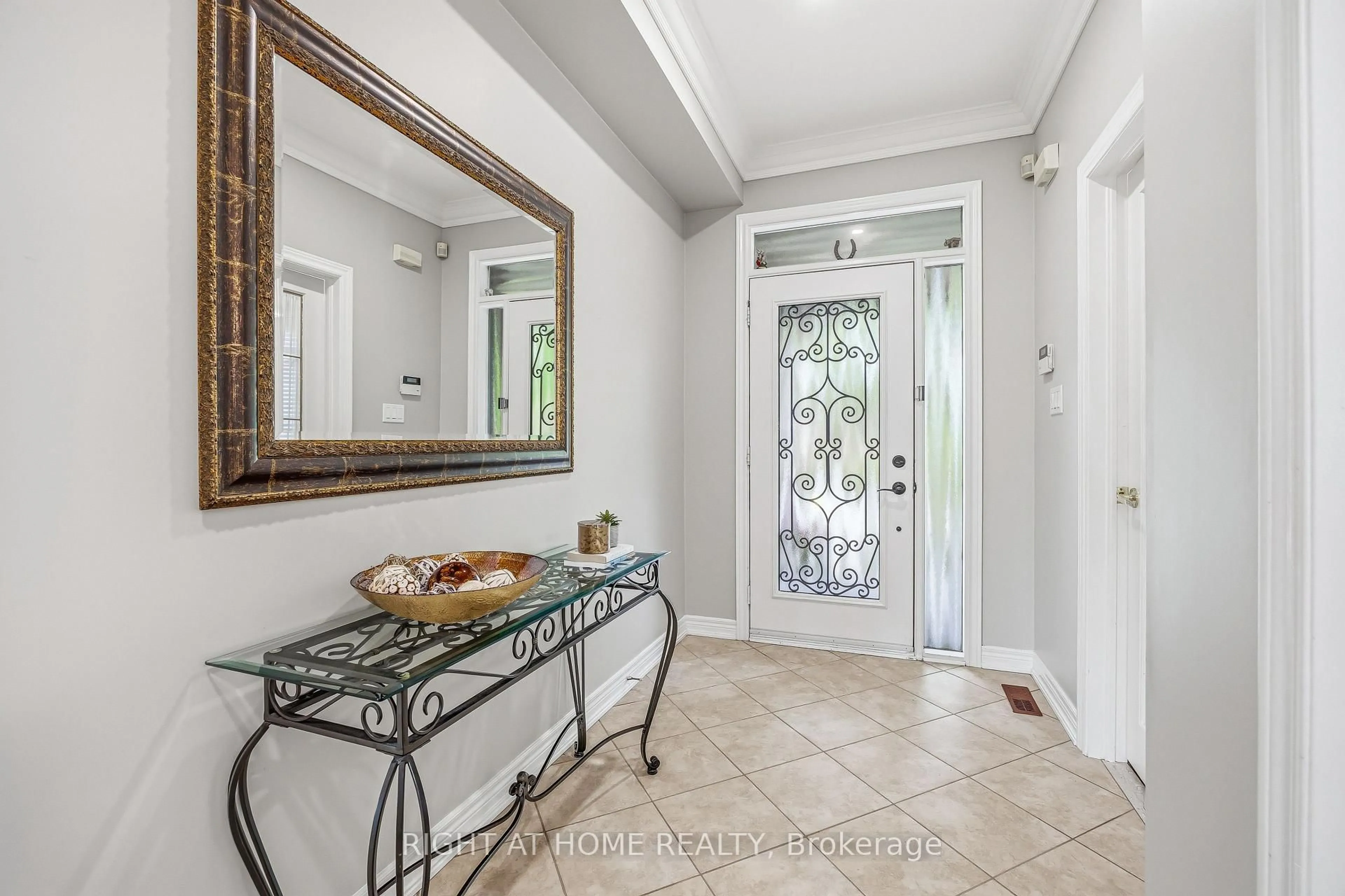Indoor entryway for 2275 Whitecliffe Way, Oakville Ontario L6M 4W3