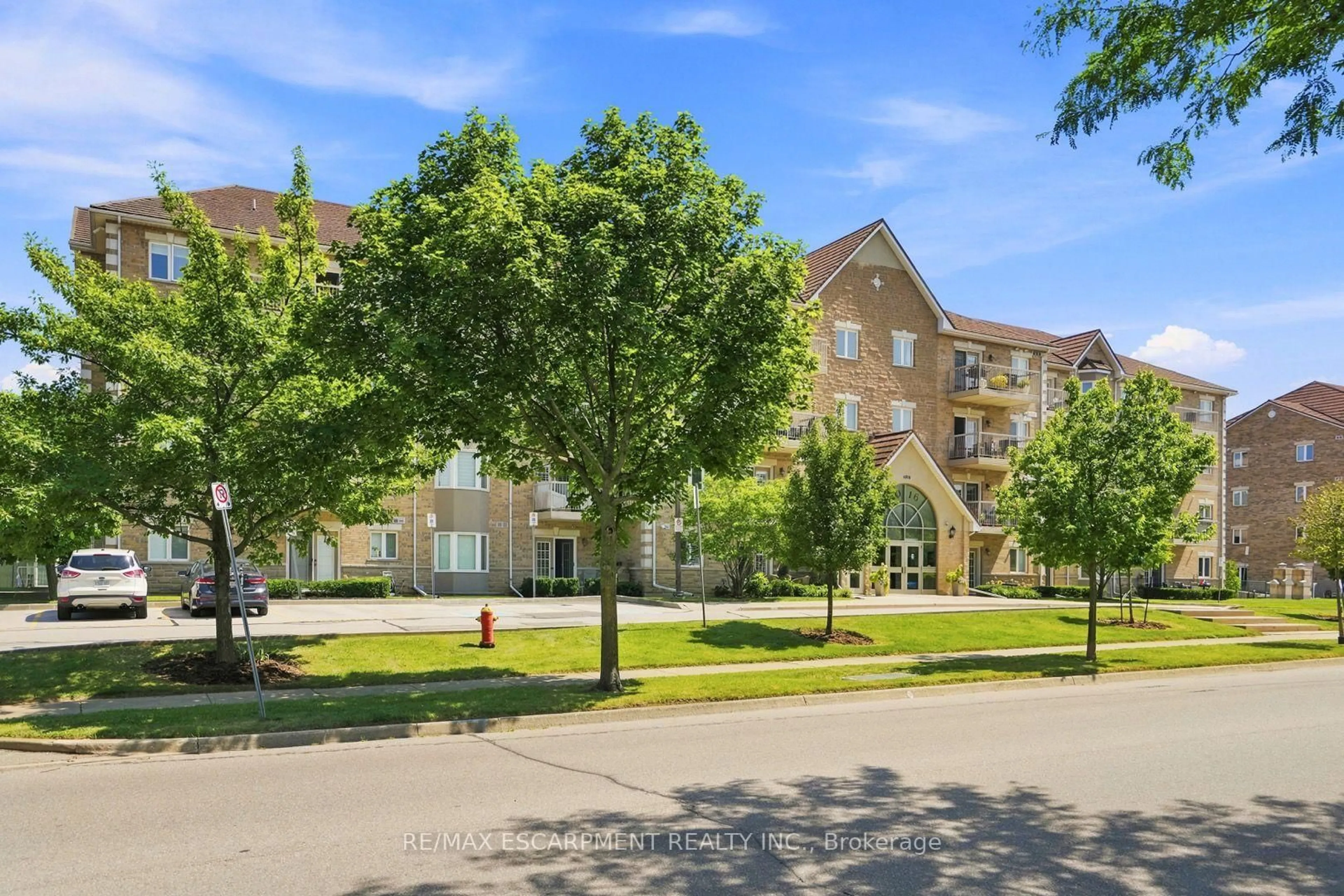 A pic from outside/outdoor area/front of a property/back of a property/a pic from drone, street for 4016 Kilmer Dr #101, Burlington Ontario L7M 5A7