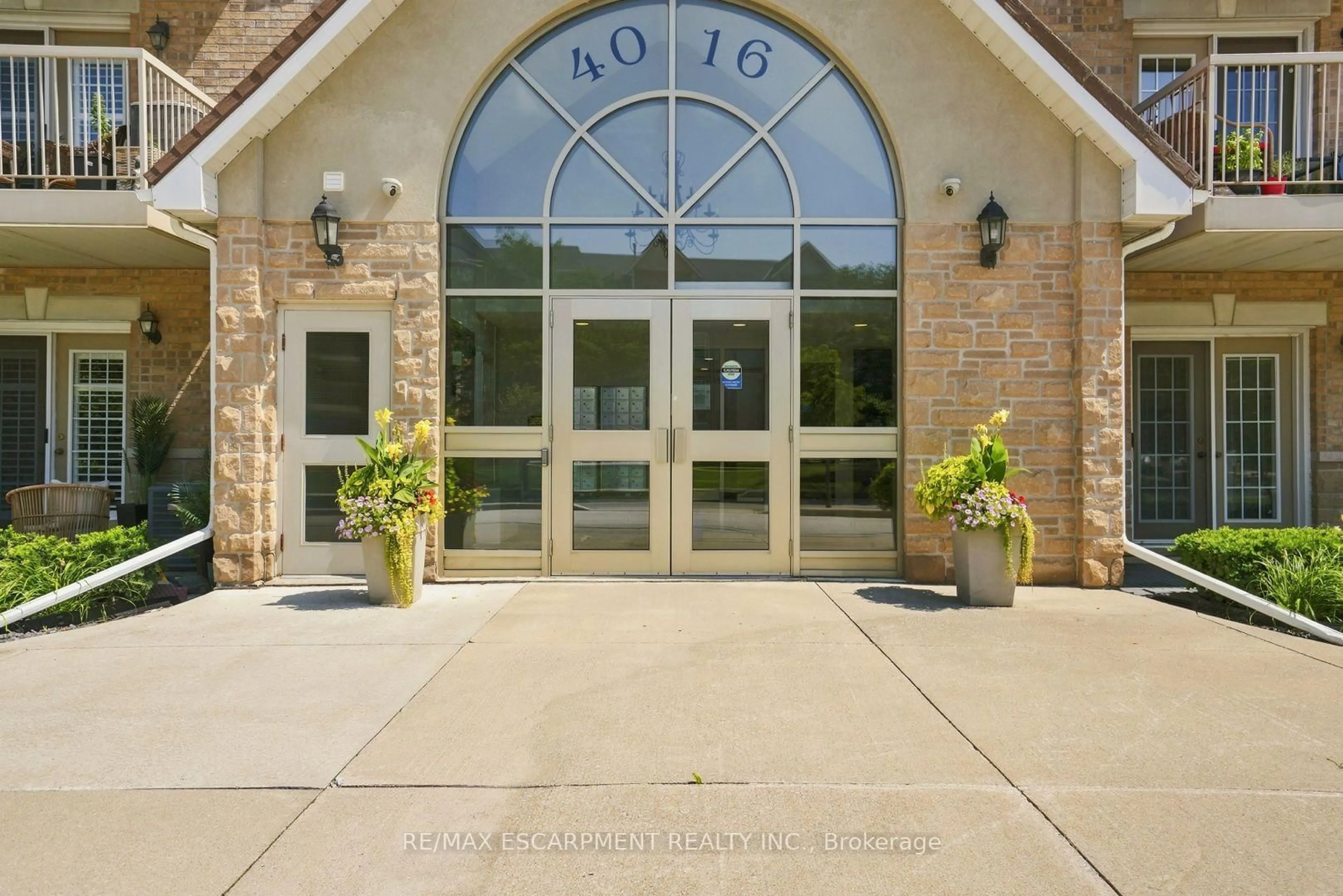 Indoor foyer for 4016 Kilmer Dr #101, Burlington Ontario L7M 5A7