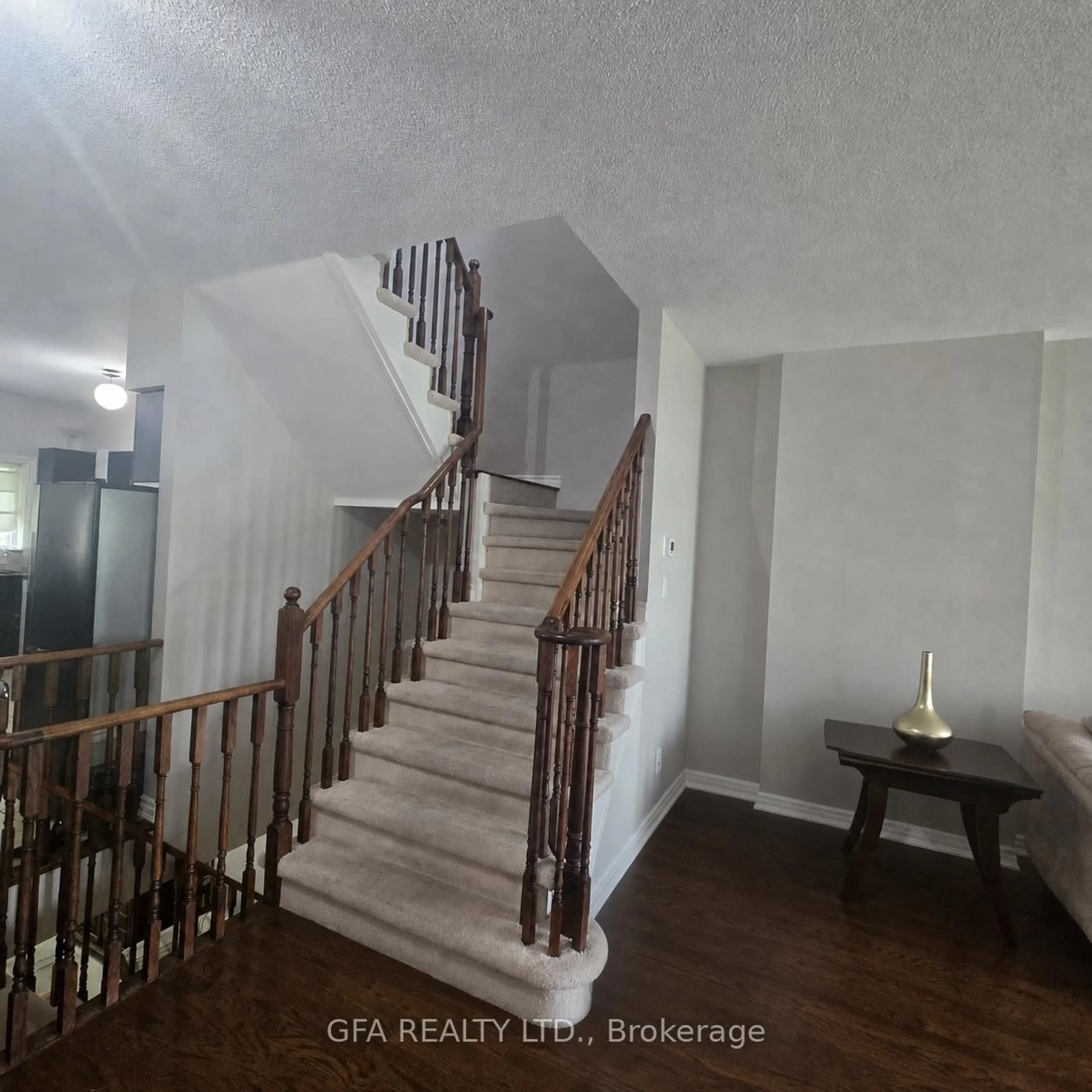 Stairs for 2600 GLENGARRY Rd #9, Mississauga Ontario L5C 0A2