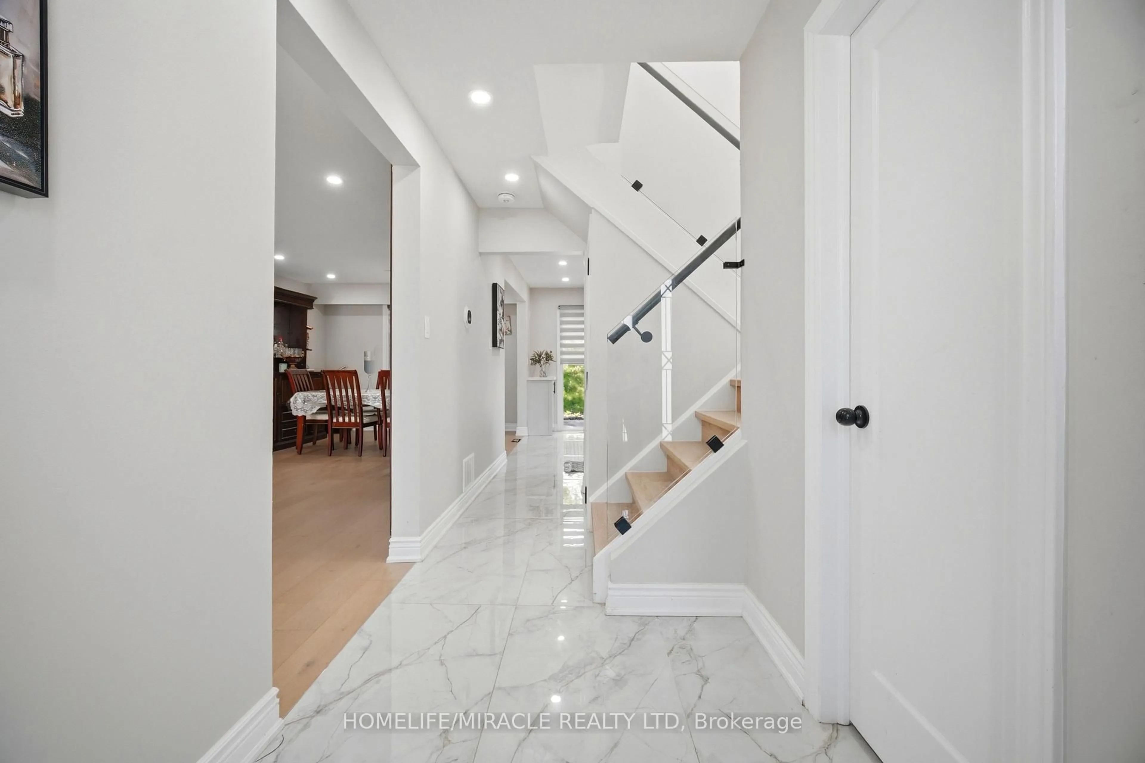 Indoor foyer for 96 Bonham Blvd, Mississauga Ontario L5M 1C7