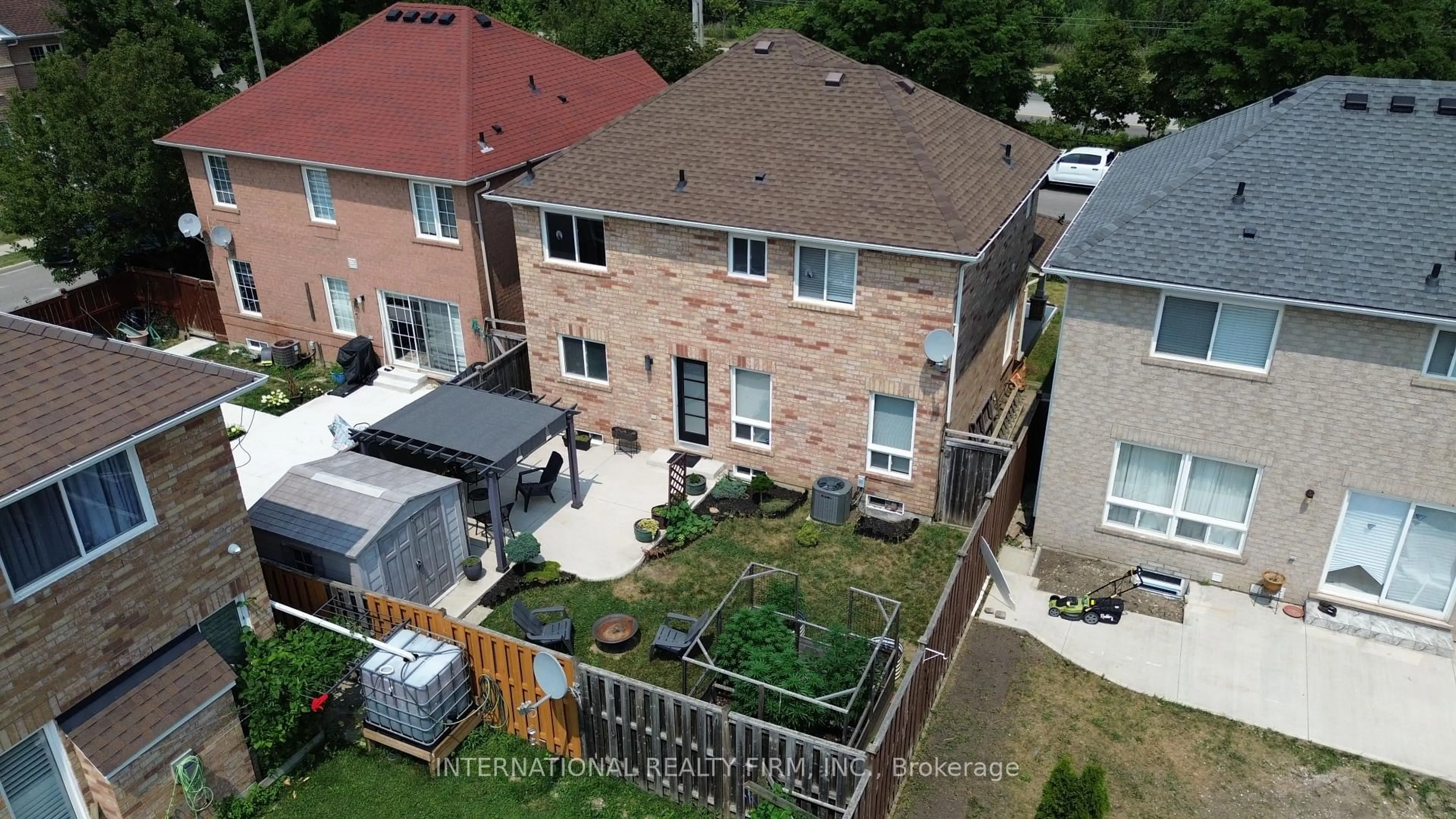 A pic from outside/outdoor area/front of a property/back of a property/a pic from drone, unknown for 62 Williamson Dr, Brampton Ontario L7A 3M1