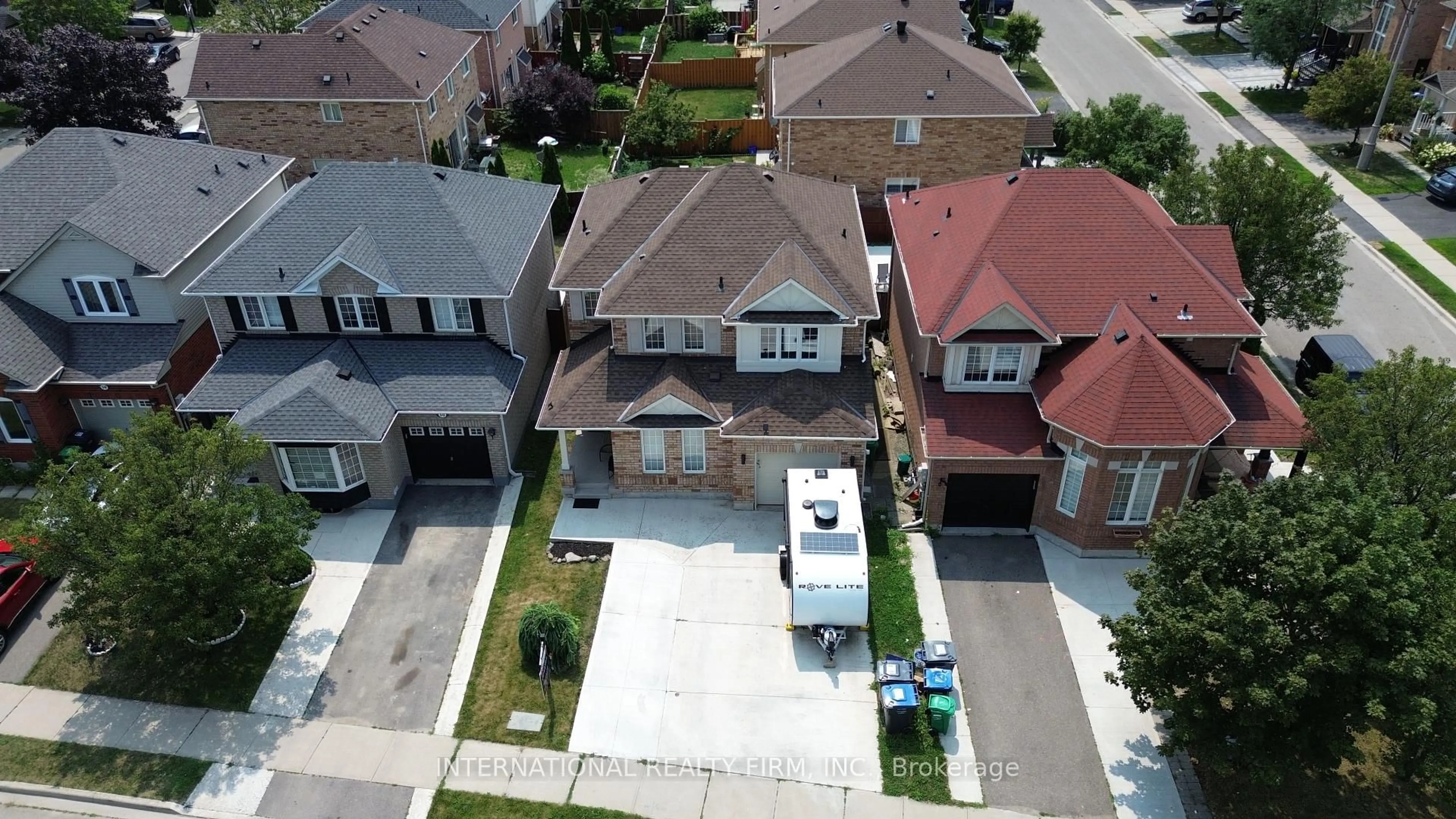 A pic from outside/outdoor area/front of a property/back of a property/a pic from drone, street for 62 Williamson Dr, Brampton Ontario L7A 3M1