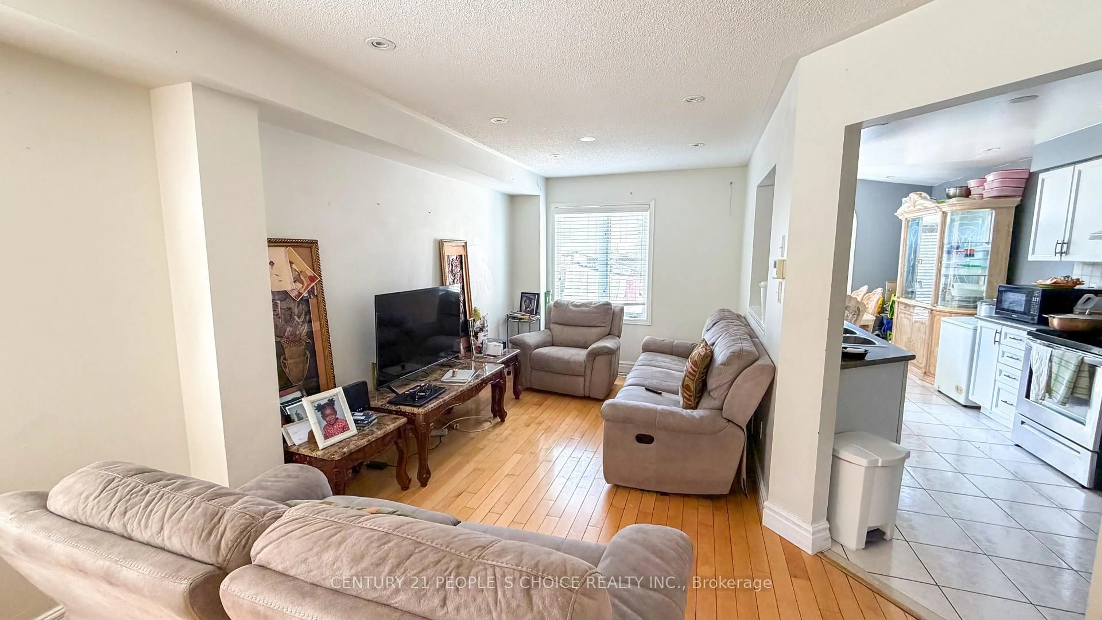 Living room with furniture, unknown for 20 Belinda Dr, Brampton Ontario L7A 2W6