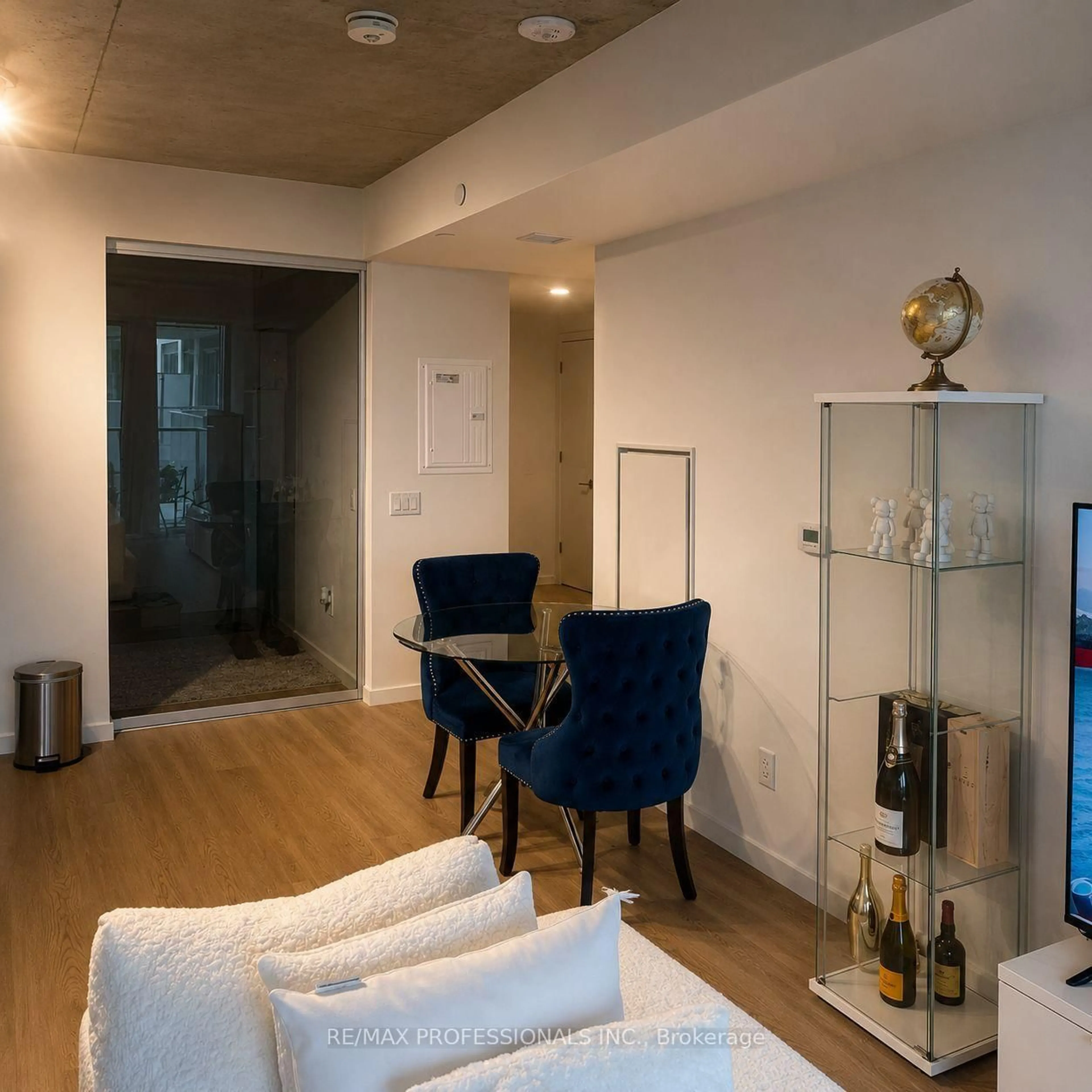 Living room with furniture, unknown for 689 The Queensway St #301, Toronto Ontario M8Y 1L1