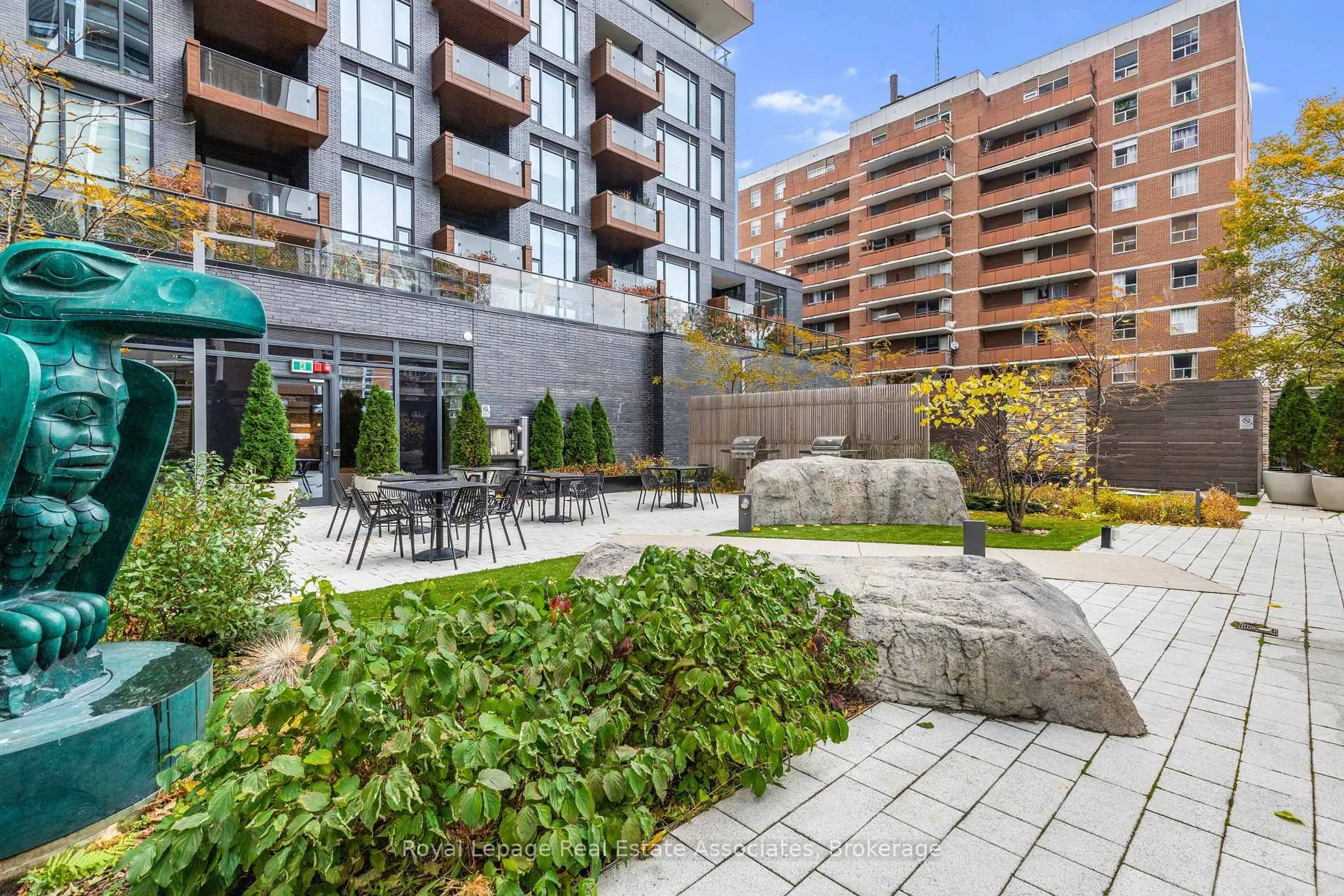 Patio, street for 21 Park St #805, Mississauga Ontario L5G 0C2