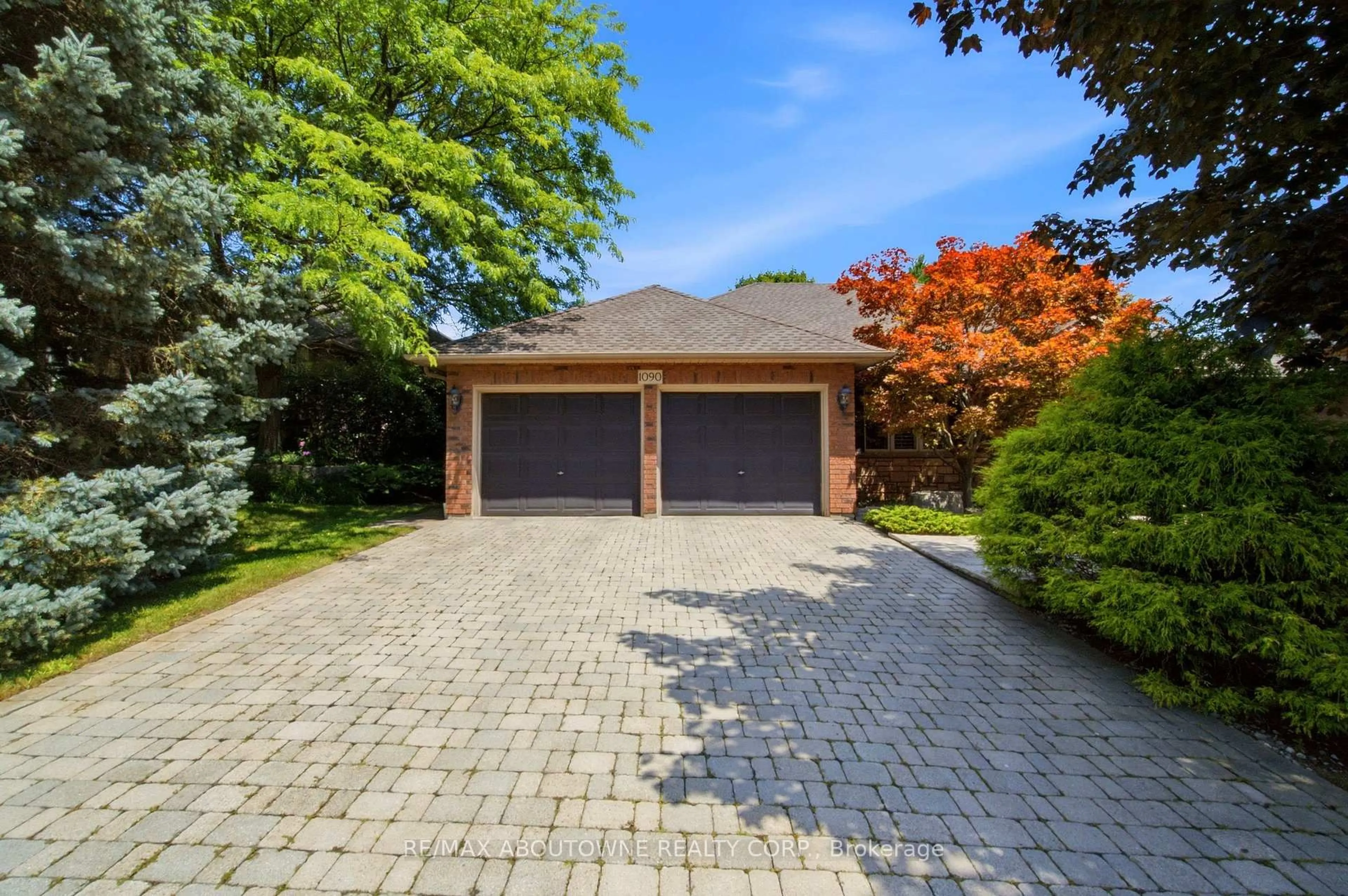 Home with brick exterior material, street for 1090 Crofton Way, Burlington Ontario L7P 4W8