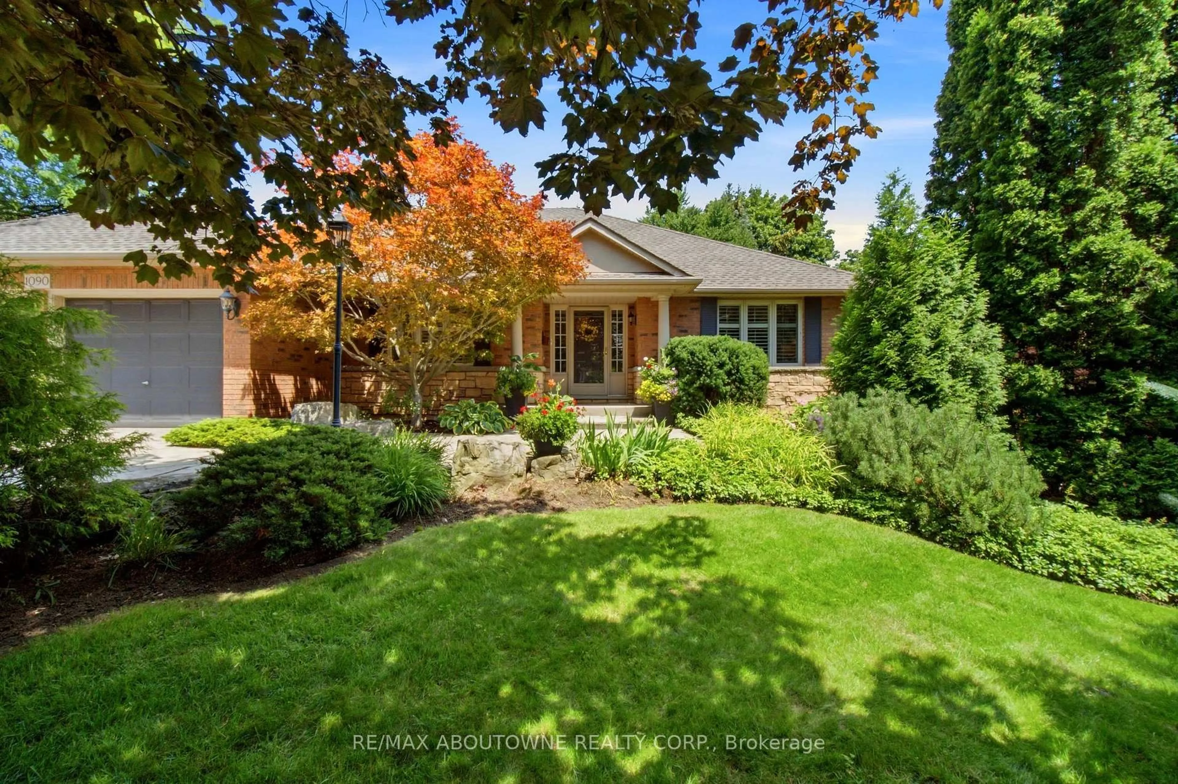 Home with brick exterior material, street for 1090 Crofton Way, Burlington Ontario L7P 4W8