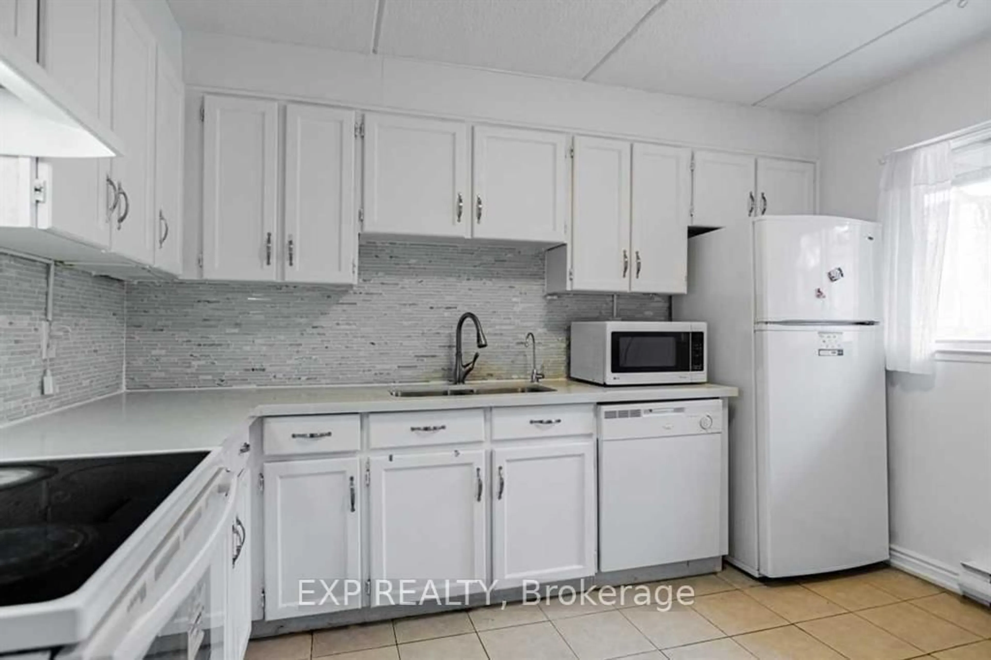 Standard kitchen, ceramic/tile floor for 180 Mississauga Valley Blvd #201, Mississauga Ontario L5A 3M2