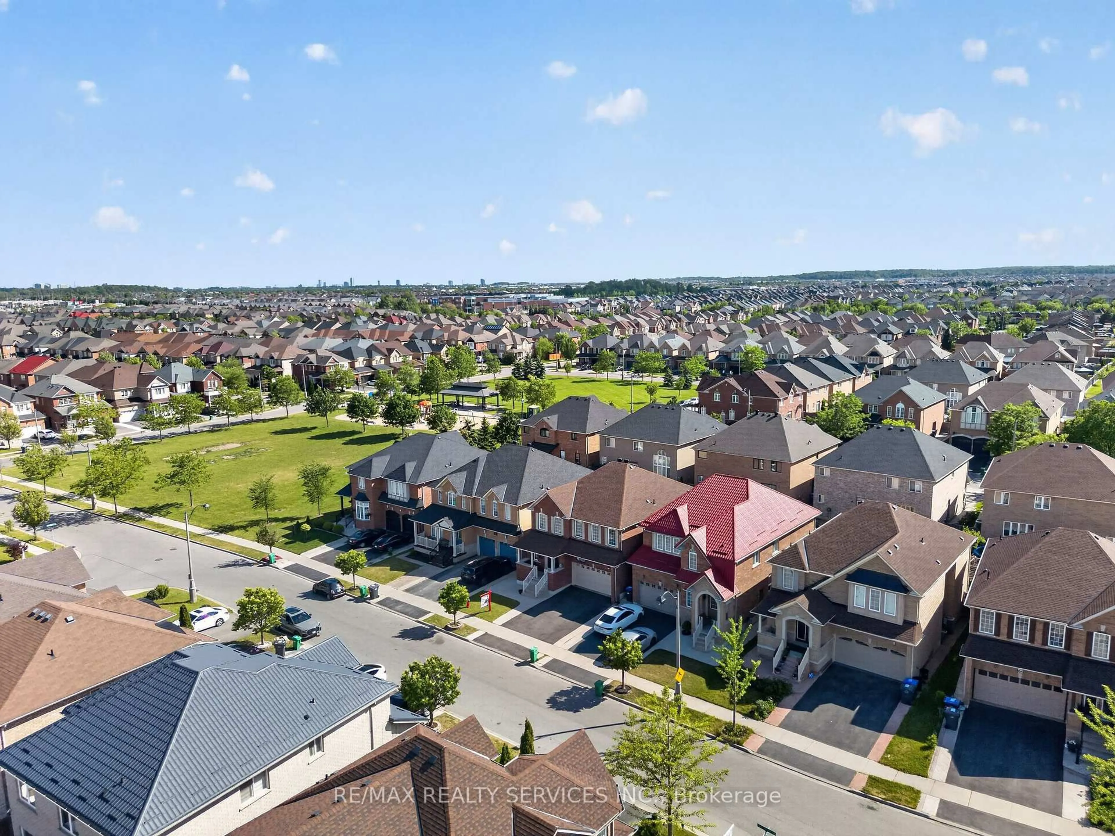 A pic from outside/outdoor area/front of a property/back of a property/a pic from drone, street for 58 Quailvalley Dr, Brampton Ontario L6R 0N4