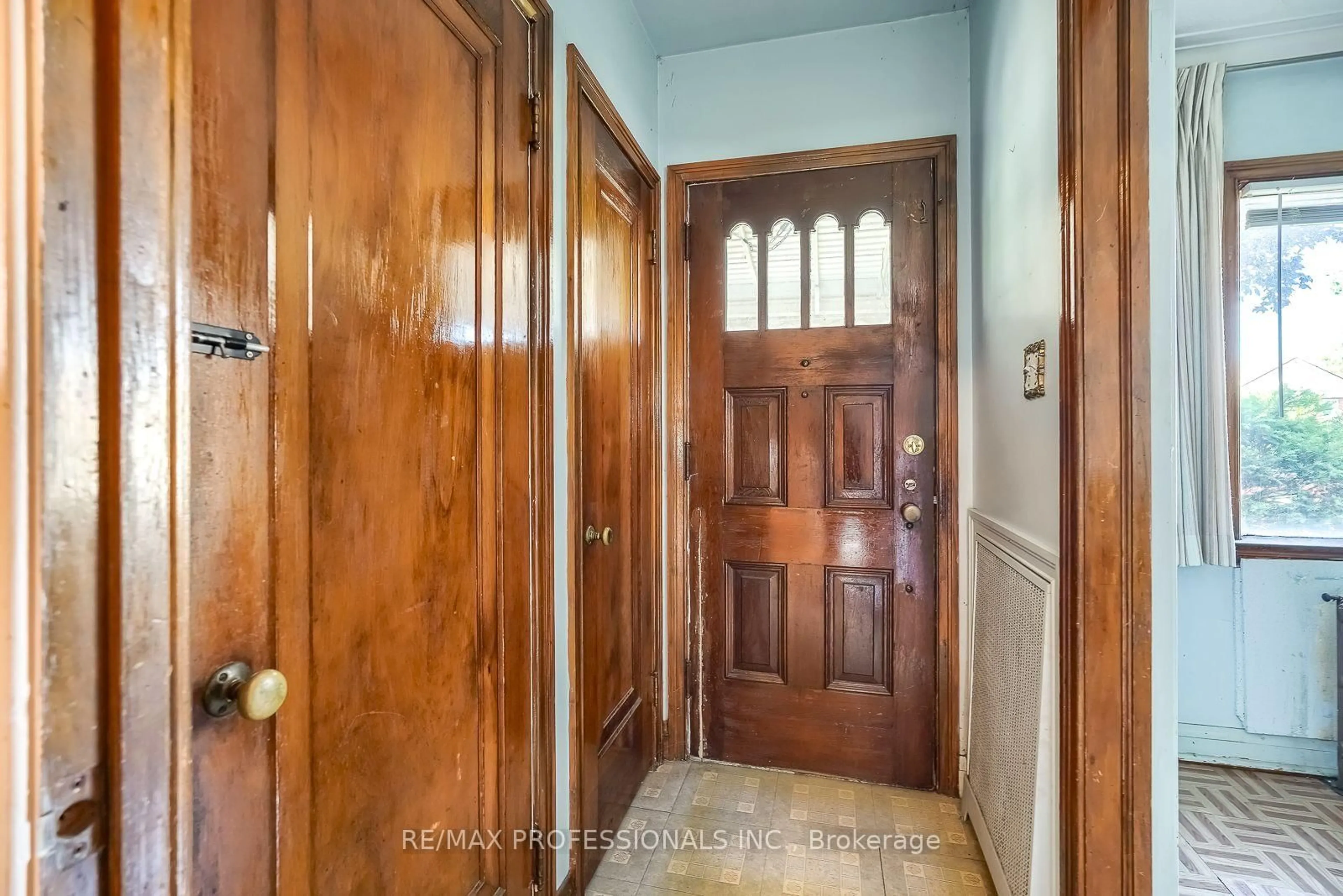 Indoor entryway for 53 Twenty First St, Toronto Ontario M8V 3L8