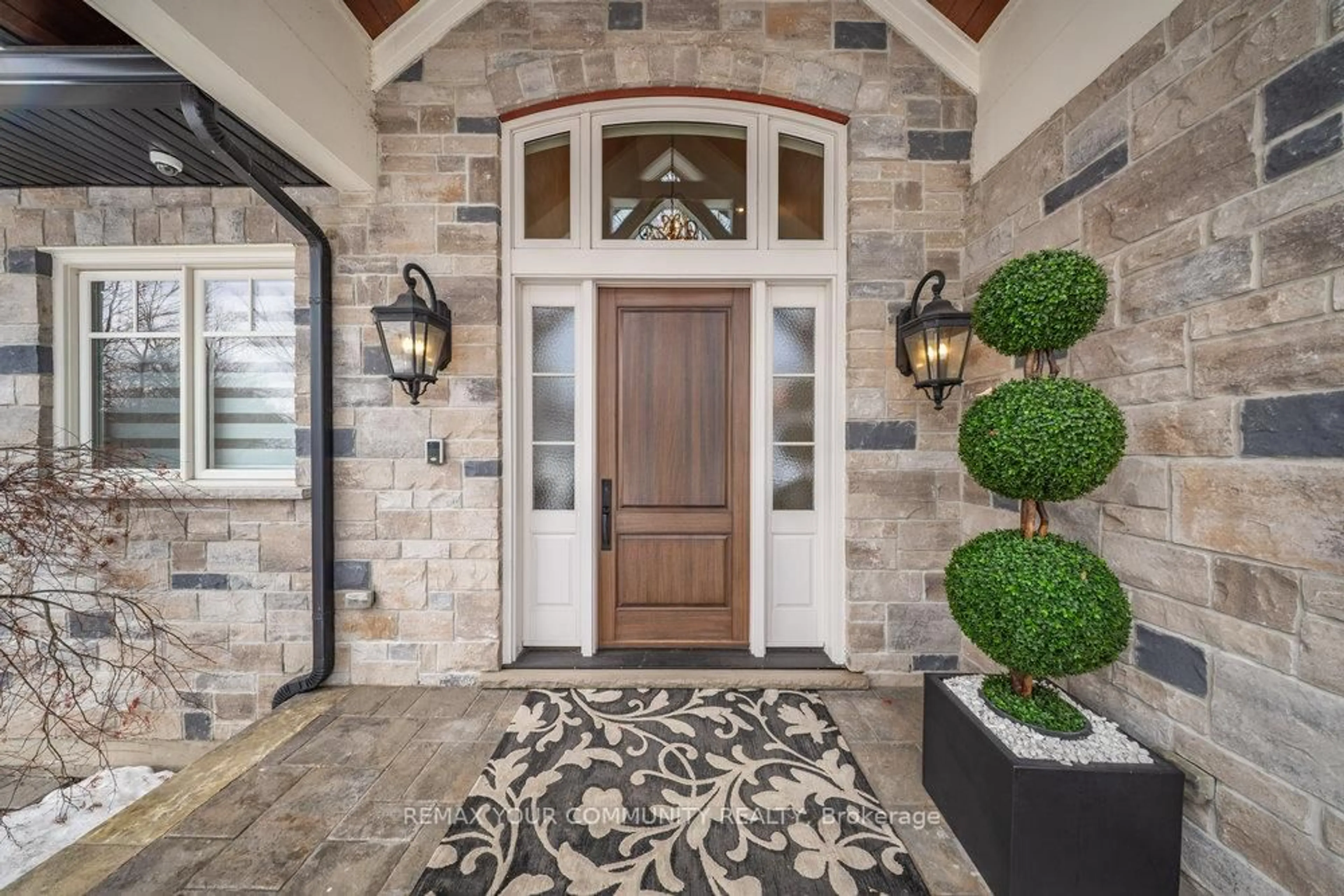 Indoor entryway for 1551 Warland Rd, Oakville Ontario L6L 1N4