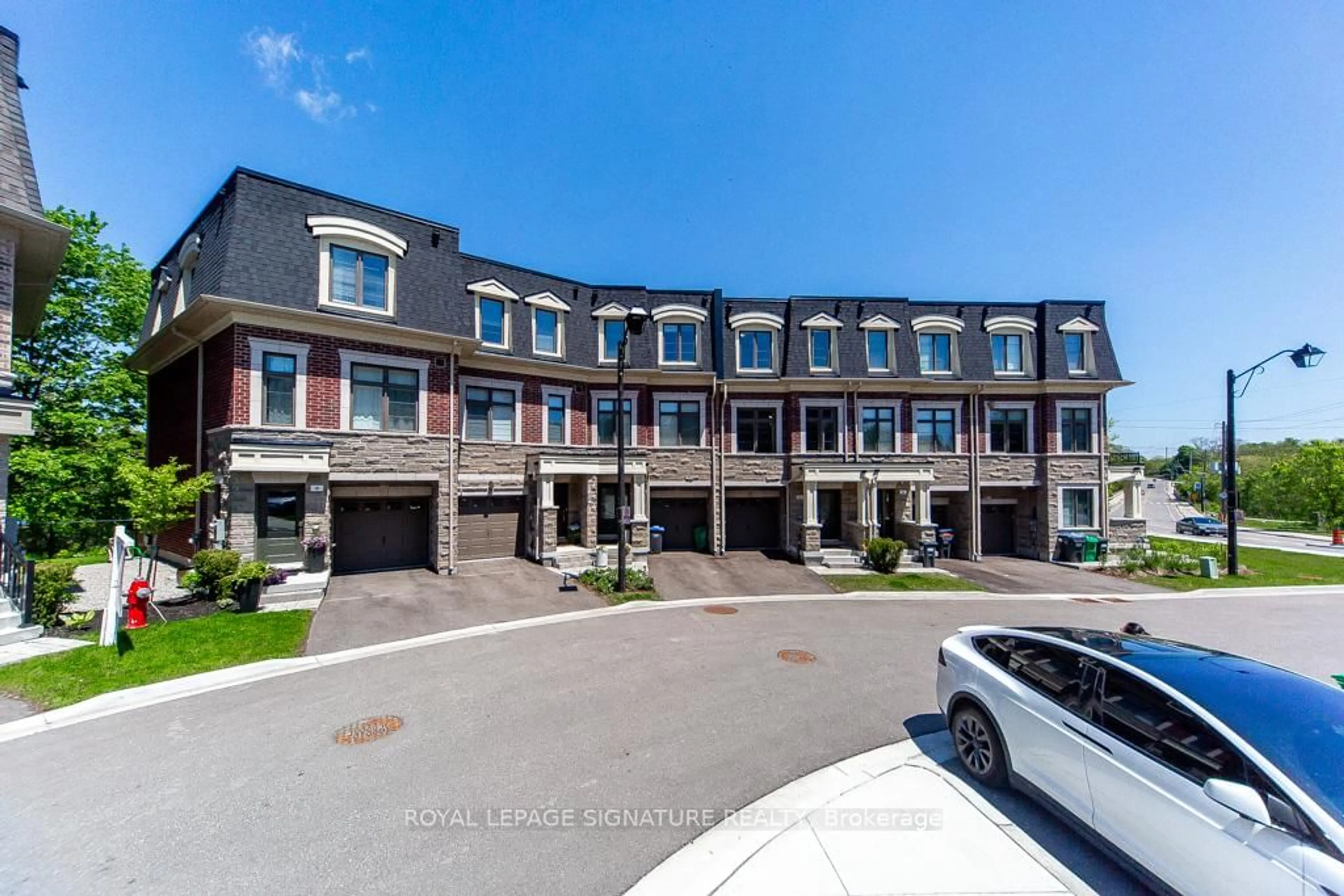 A pic from outside/outdoor area/front of a property/back of a property/a pic from drone, street for 102 Salina St, Mississauga Ontario L5M 2S5