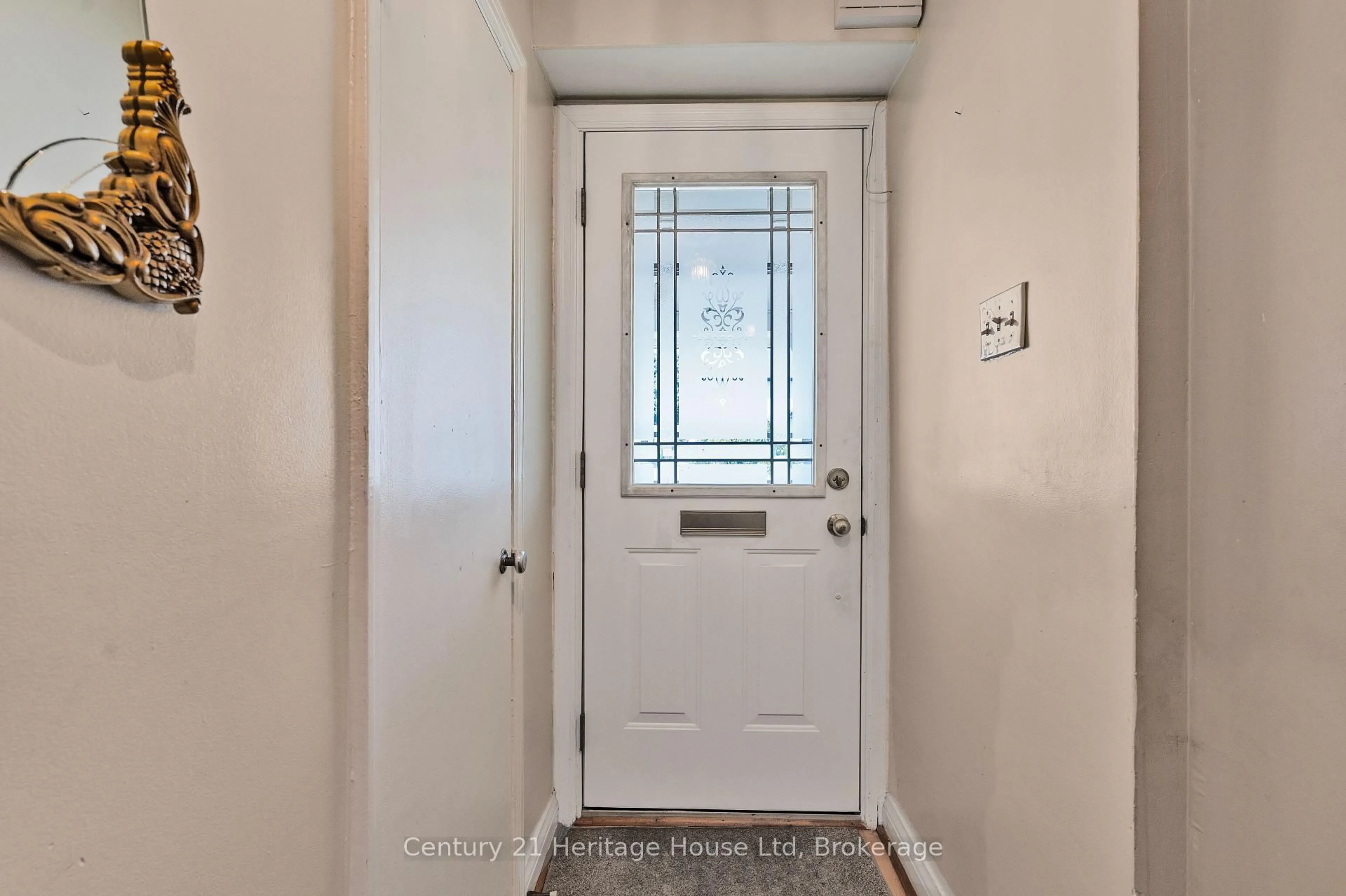 Indoor entryway for 79 Anthony Rd, Toronto Ontario M3K 1B5