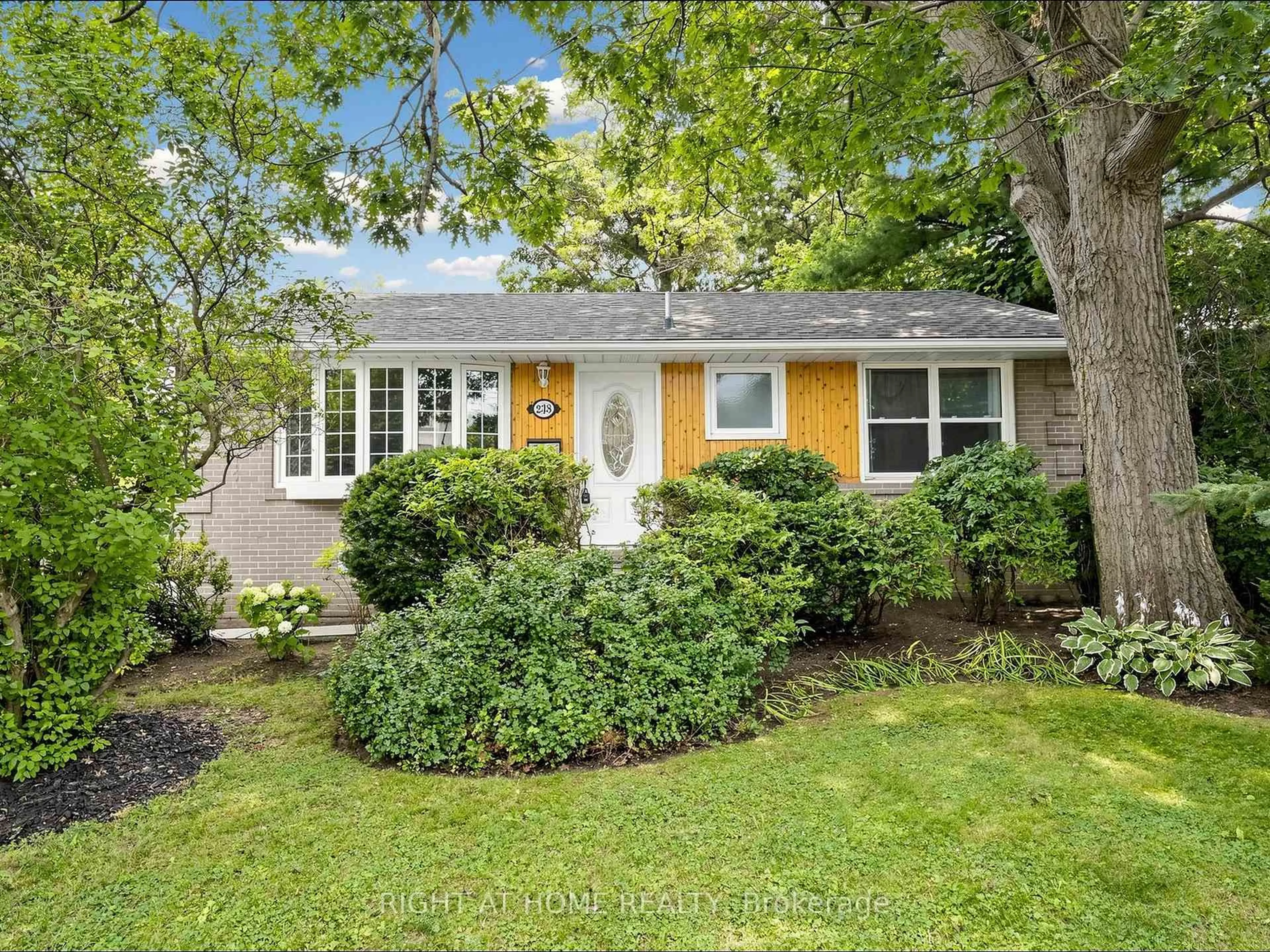 Home with vinyl exterior material, street for 238 Troy St, Mississauga Ontario L5G 1S7