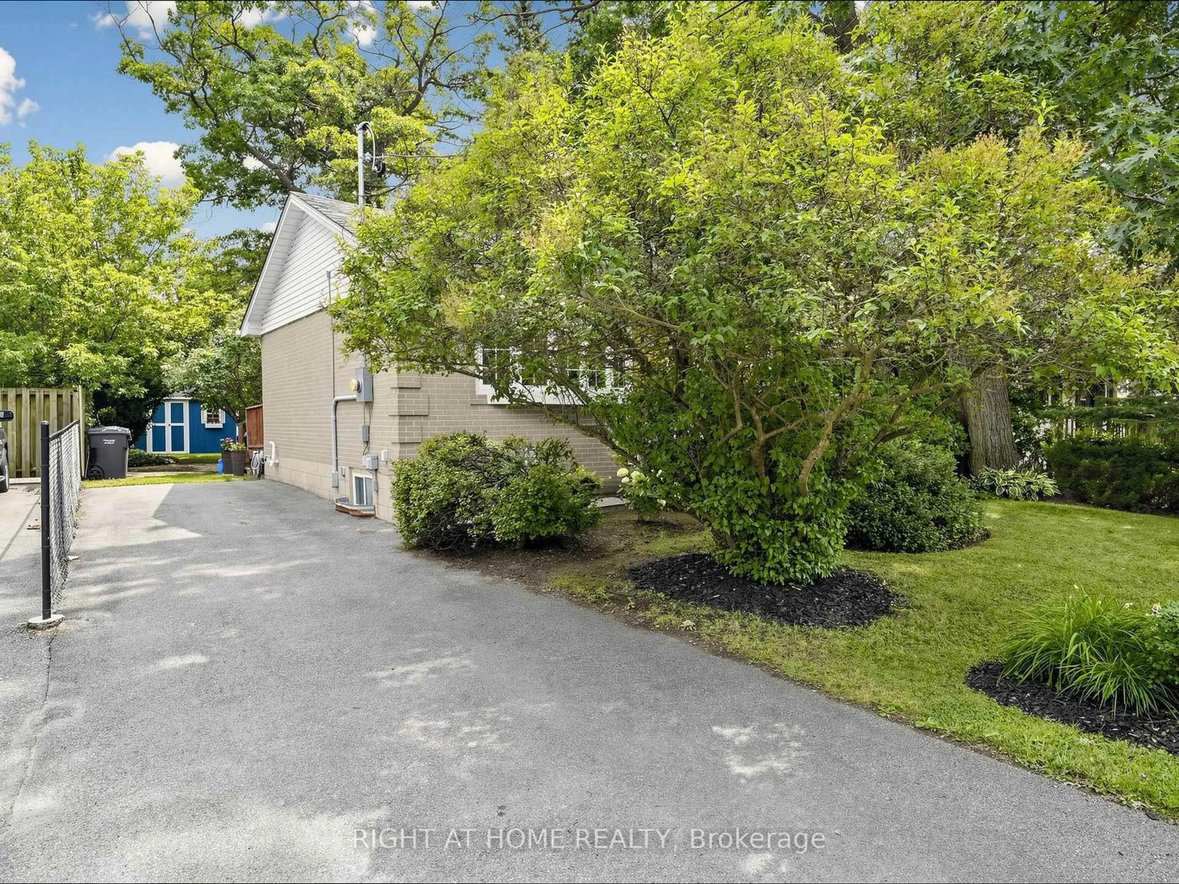 A pic from outside/outdoor area/front of a property/back of a property/a pic from drone, street for 238 Troy St, Mississauga Ontario L5G 1S7