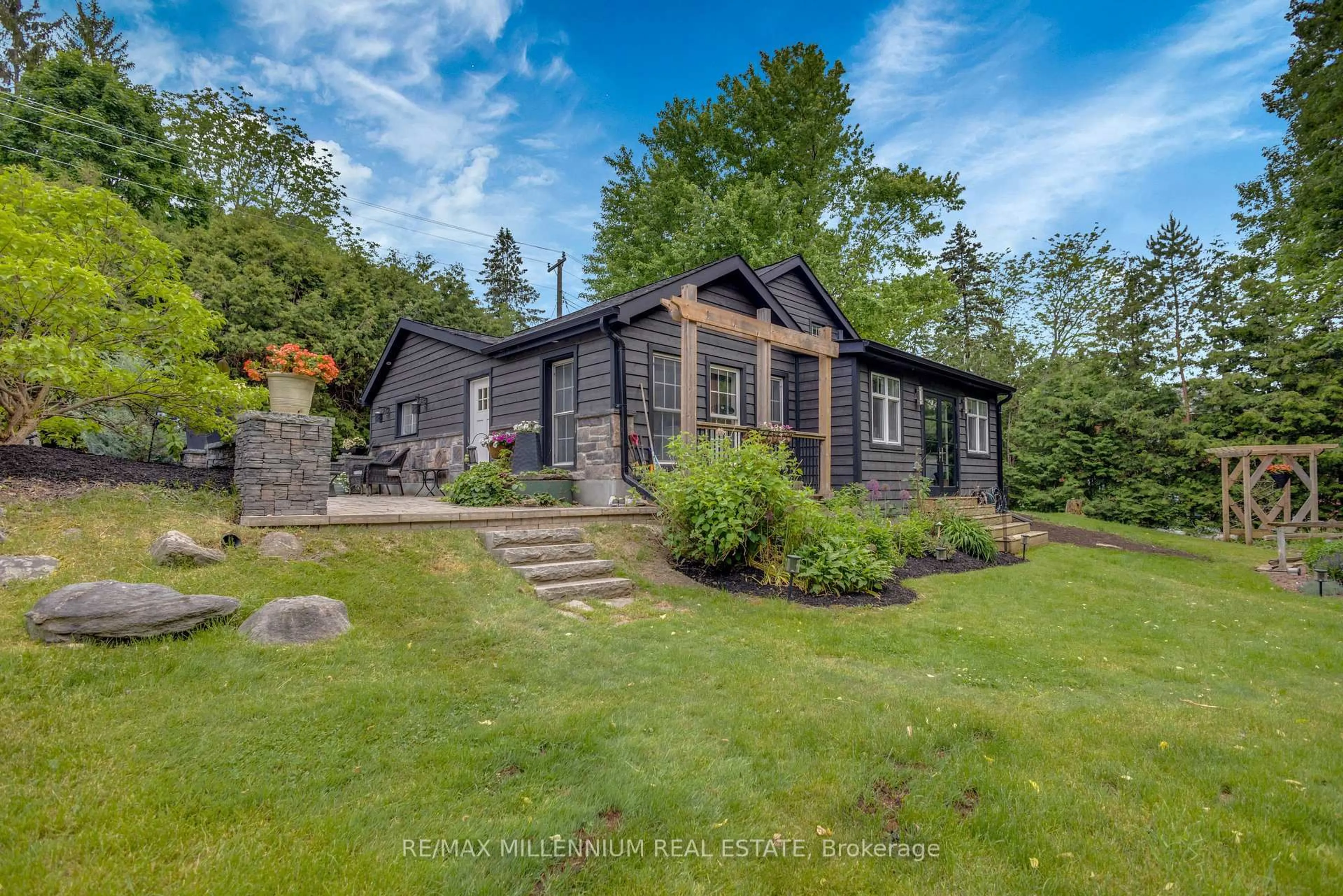 A pic from outside/outdoor area/front of a property/back of a property/a pic from drone, building for 1510 Station Rd, Caledon Ontario L7C 3M2