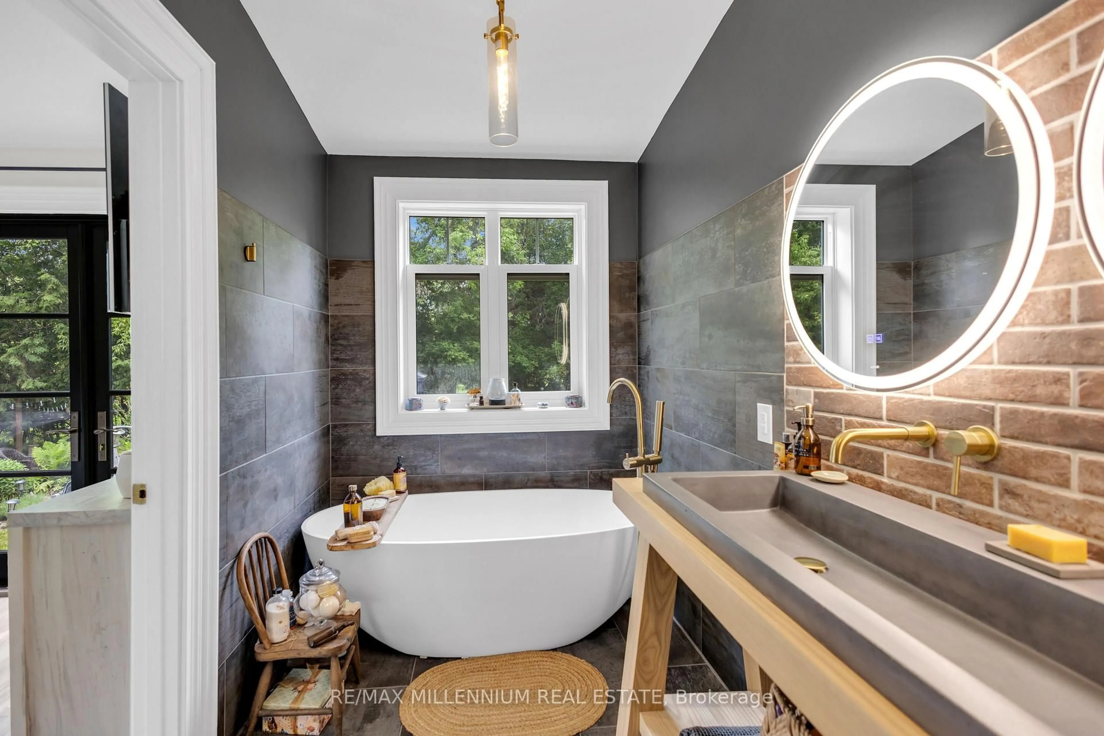 Contemporary bathroom, ceramic/tile floor for 1510 Station Rd, Caledon Ontario L7C 3M2