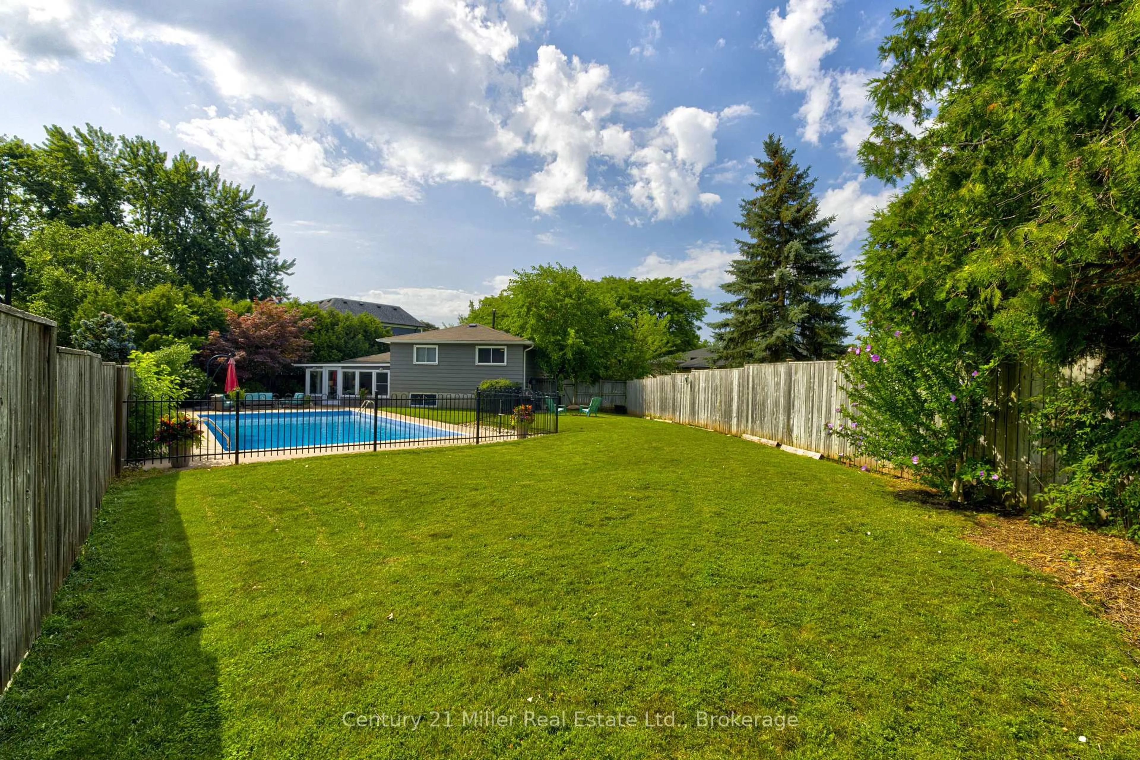 A pic from outside/outdoor area/front of a property/back of a property/a pic from drone, water/lake/river/ocean view for 2225 Wyandotte Dr, Oakville Ontario L6L 2T4