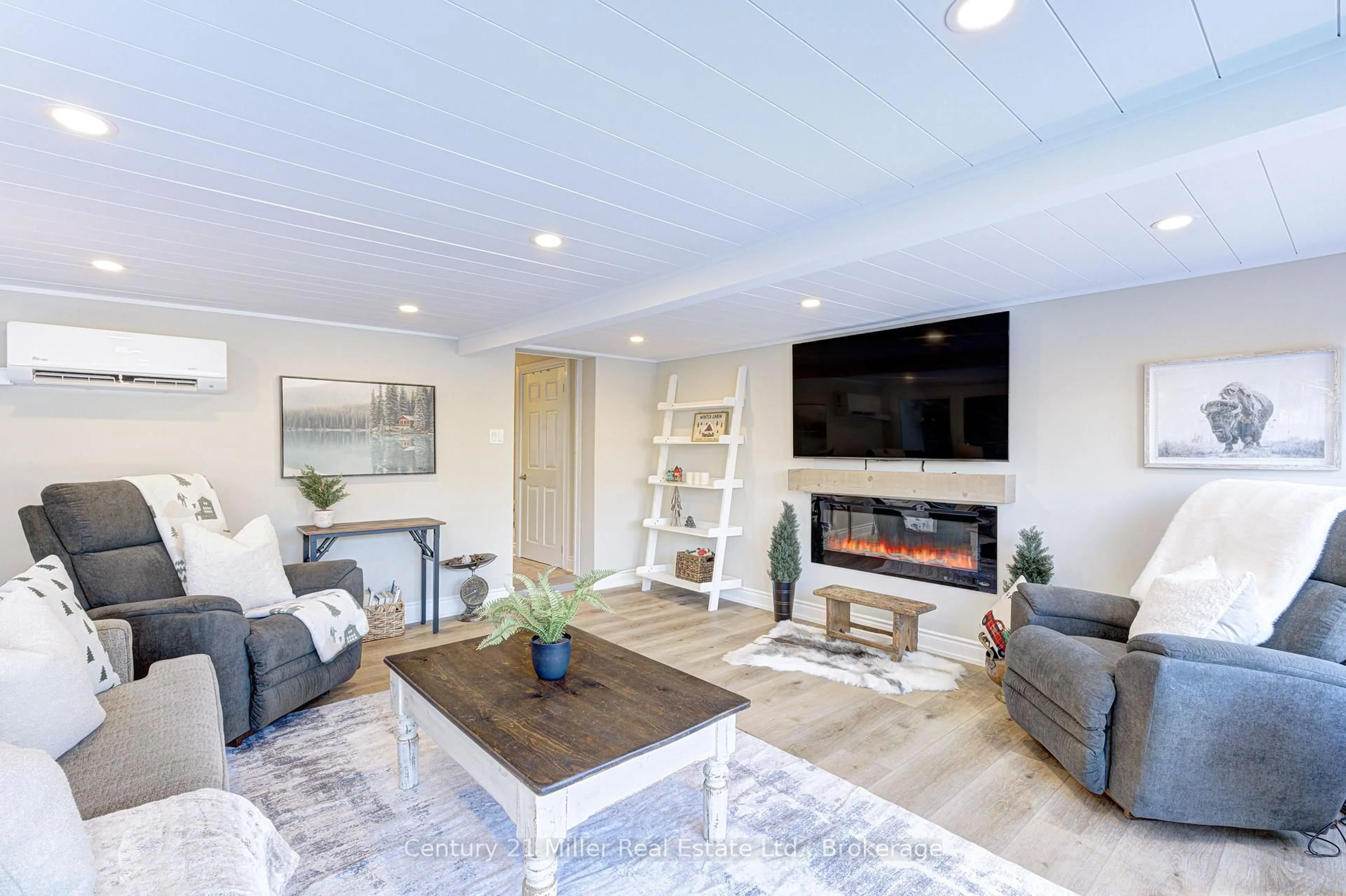 Living room with furniture, unknown for 2225 Wyandotte Dr, Oakville Ontario L6L 2T4