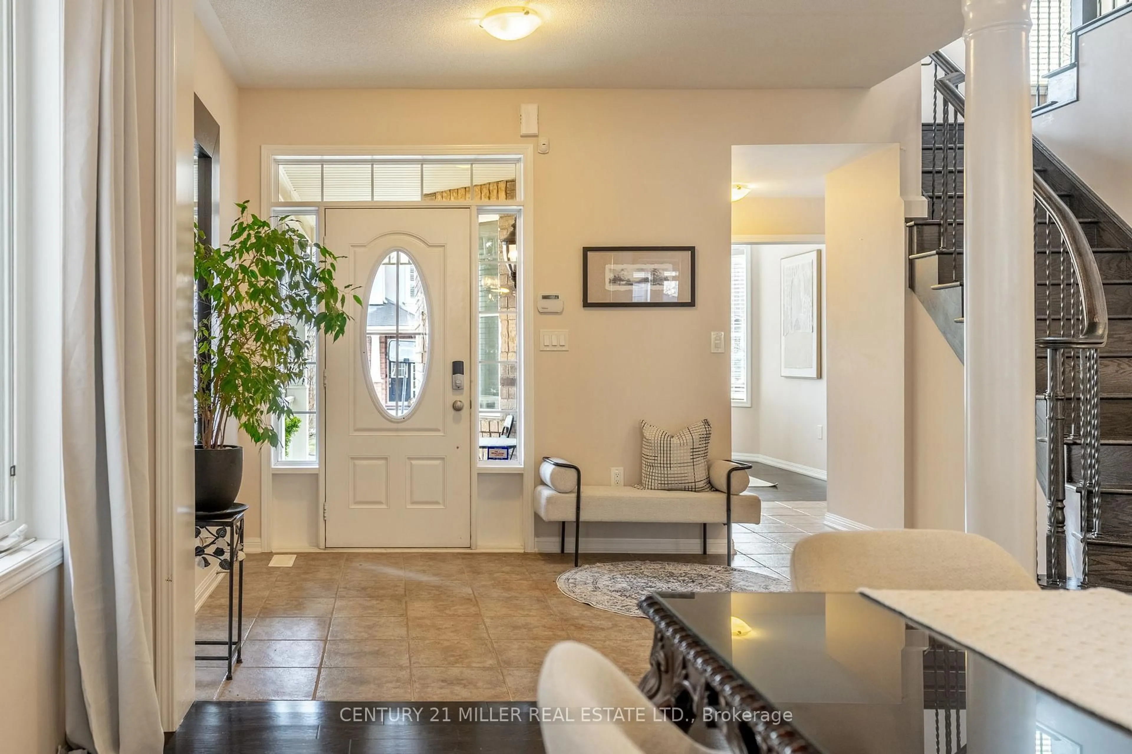 Indoor entryway for 468 Coombs Crt, Milton Ontario L9T 7N5
