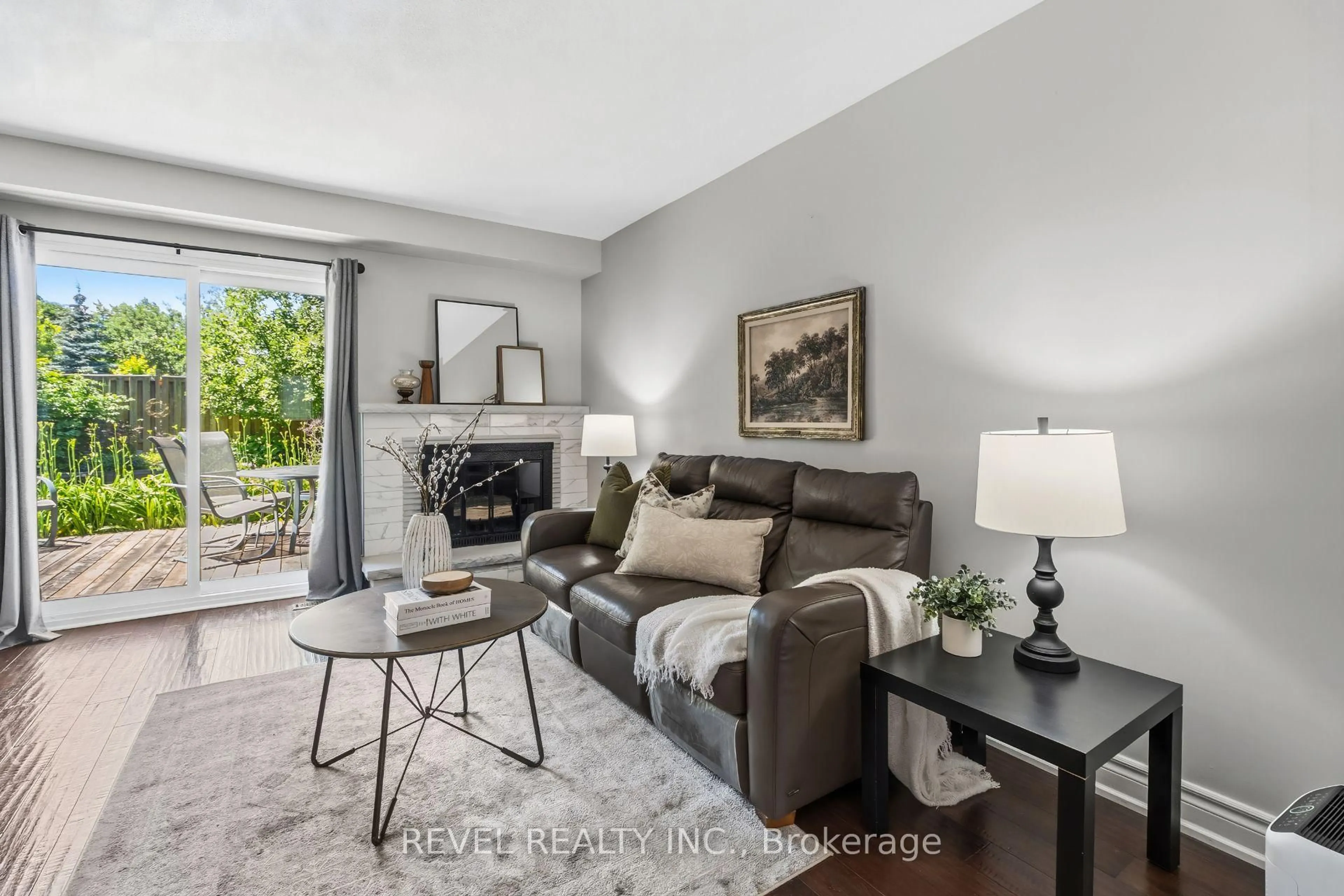 Living room with furniture, unknown for 2996 Salerno Cres, Mississauga Ontario L5N 1T6