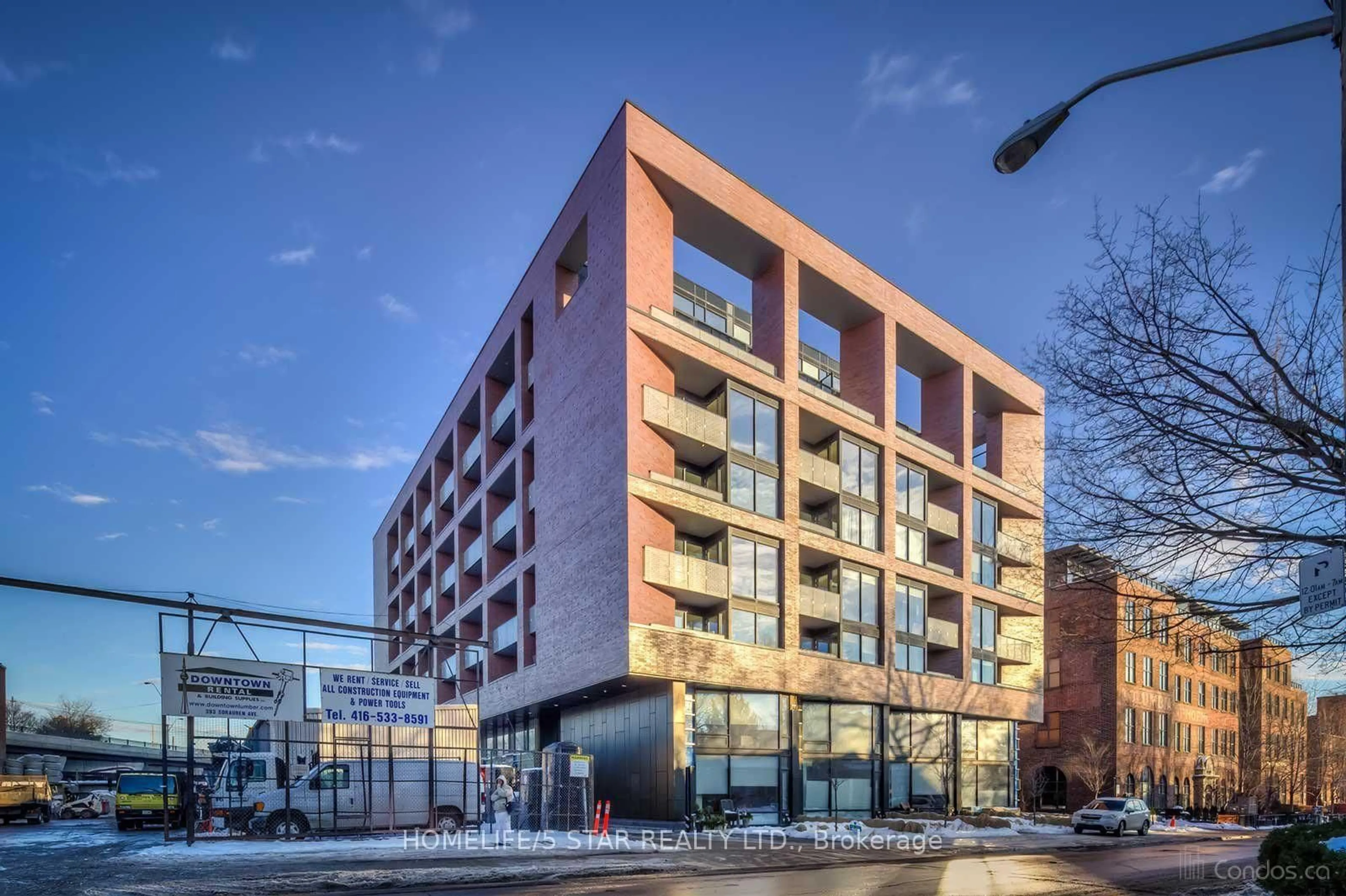 Patio, building for 383 SORAUREN Ave #310, Toronto Ontario M6R 0A4