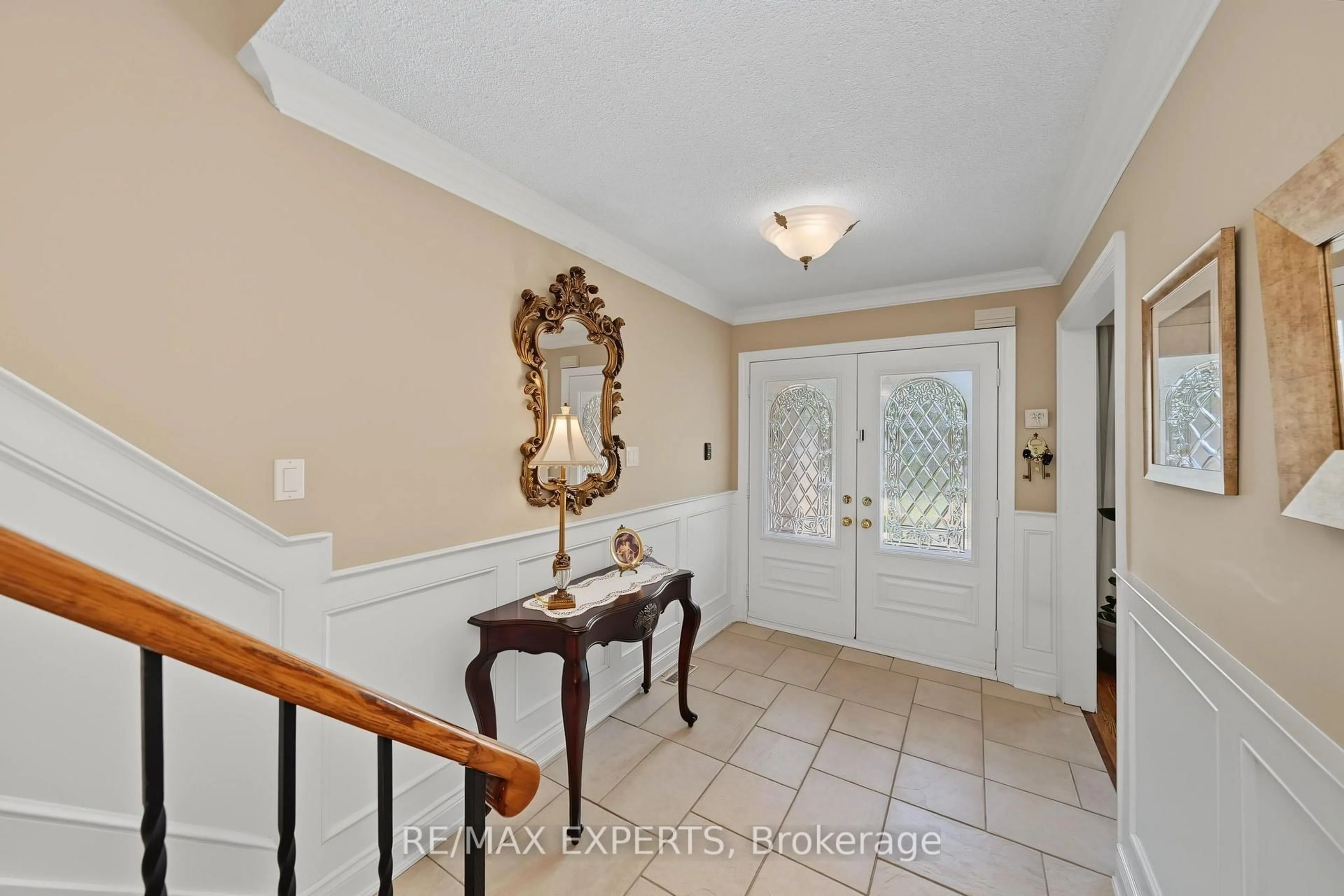 Indoor entryway for 2387 Chilsworthy Ave, Mississauga Ontario L5B 2R4