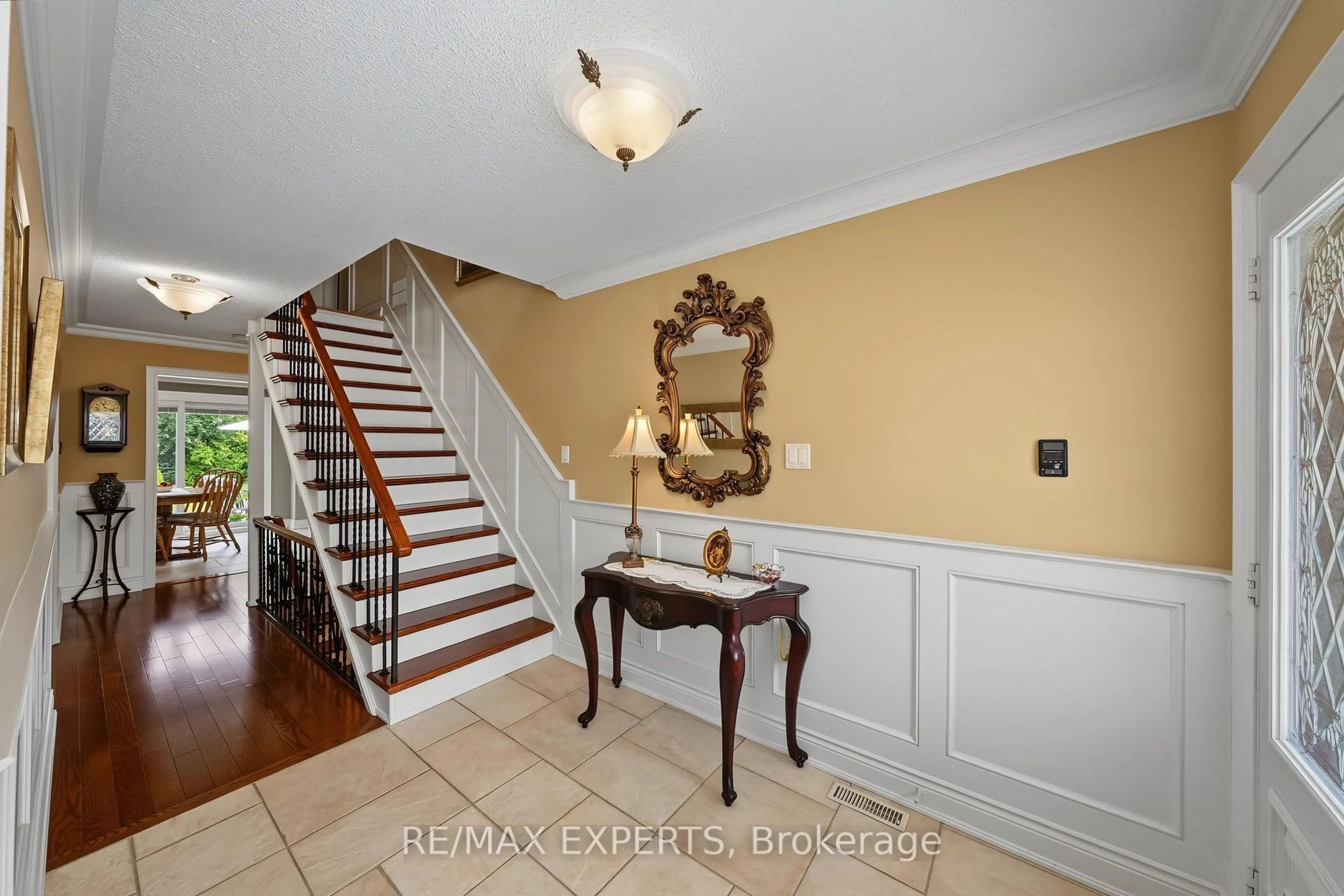 Indoor entryway for 2387 Chilsworthy Ave, Mississauga Ontario L5B 2R4