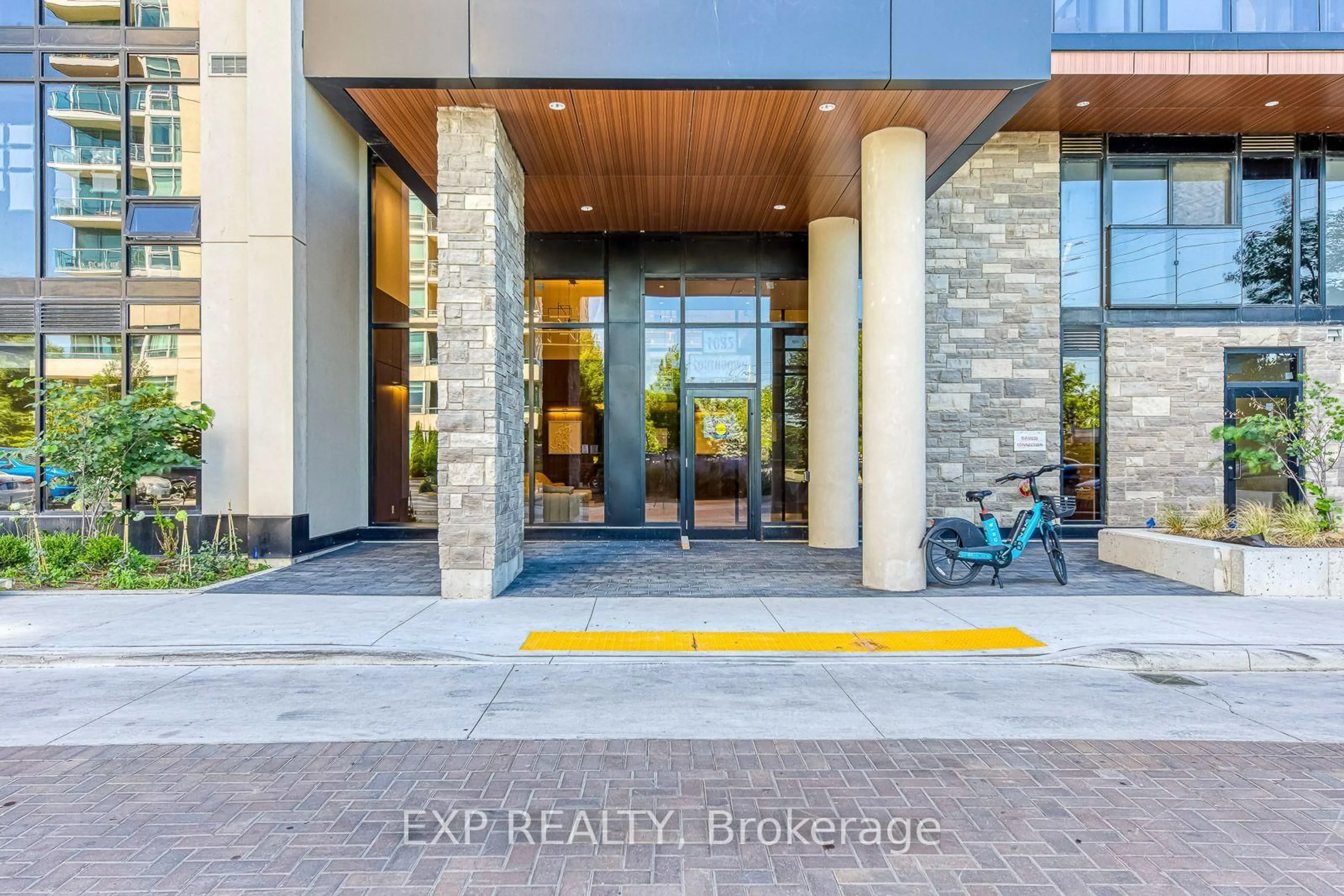 Indoor entryway for 1035 Southdown Rd #1605, Mississauga Ontario L5J 0A2