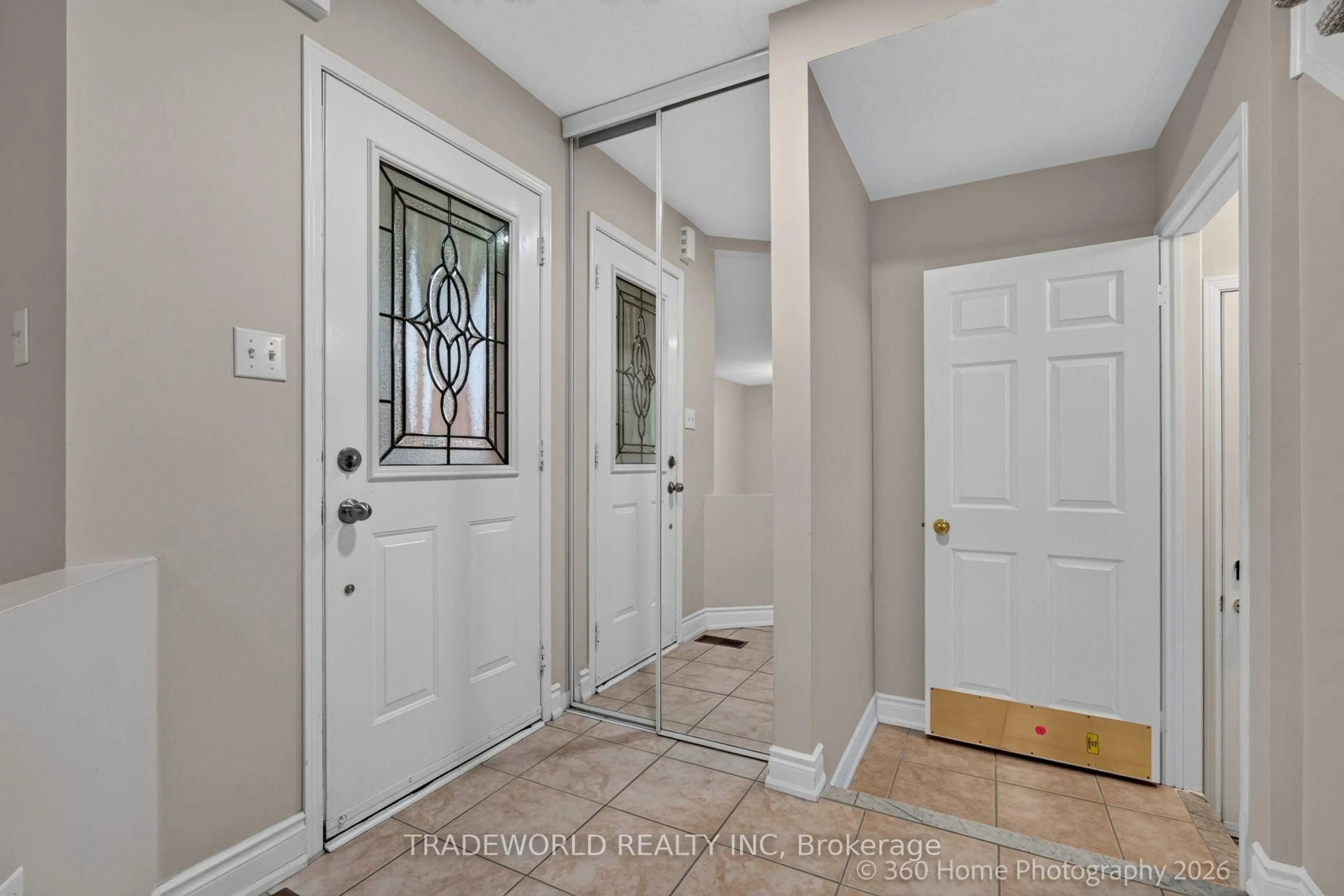 Indoor entryway for 5968 Gant Cres, Mississauga Ontario L5V 2T6
