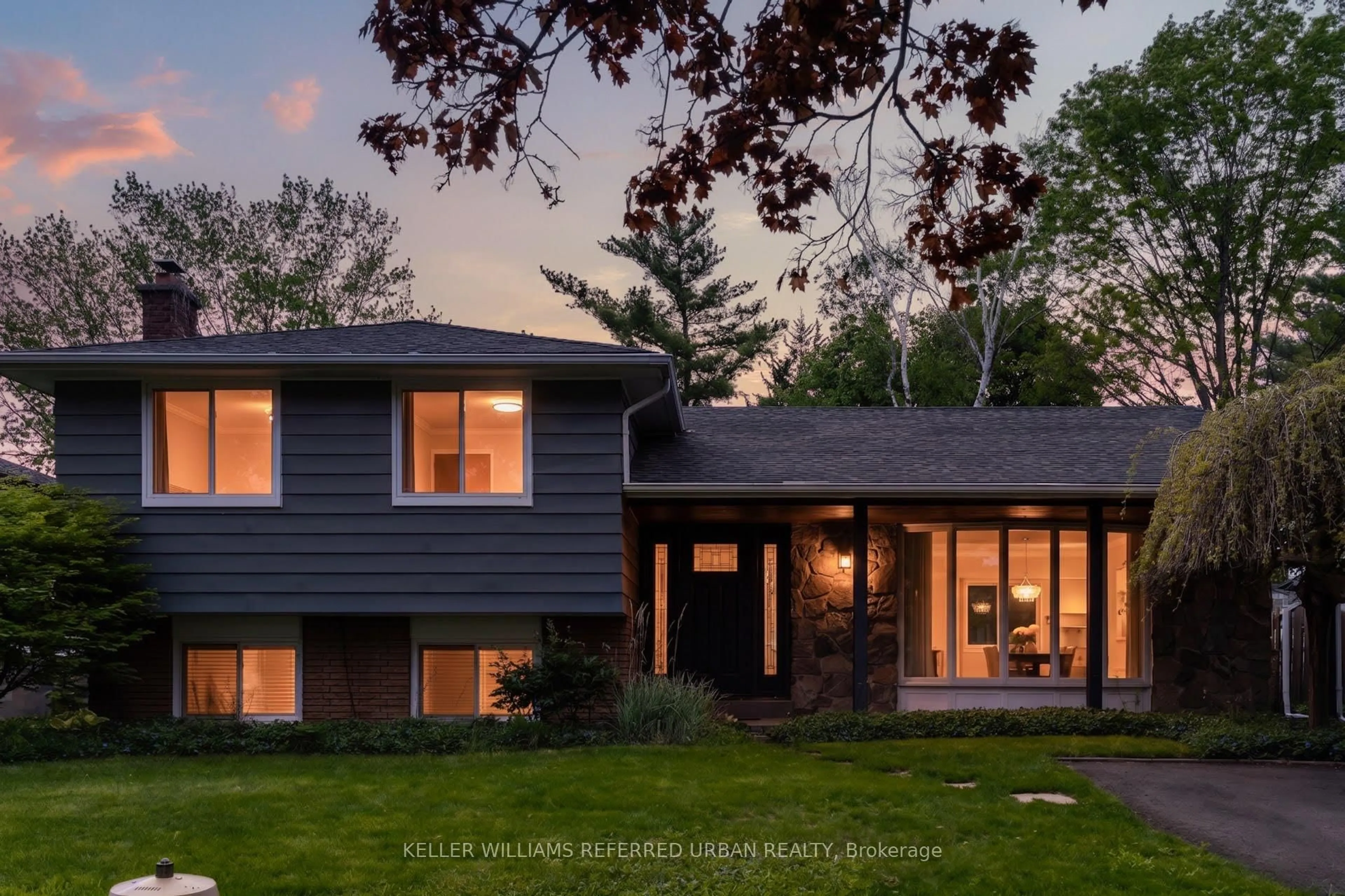 Home with vinyl exterior material, street for 5171 Mulberry Dr, Burlington Ontario L7L 3P5